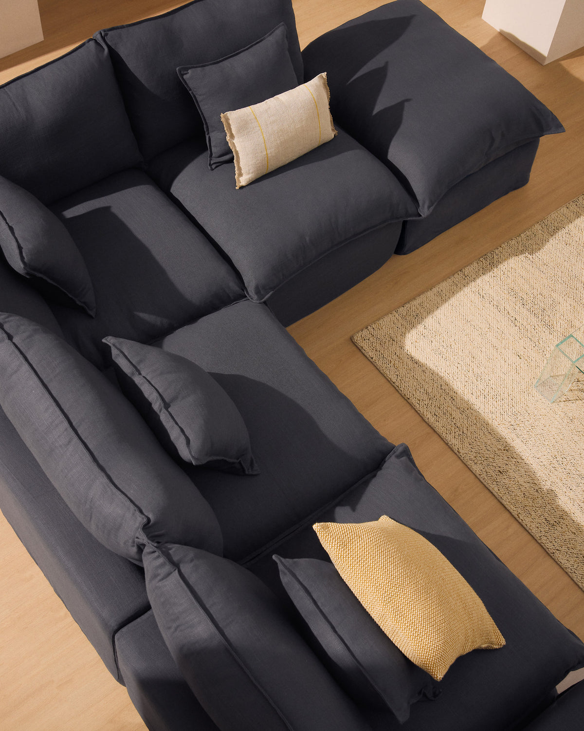 Modulares 4-Sitzer-Ecksofa Anarela mit abnehmbarem Bezug aus Leinen und Viskose in Dunkelgrau, 307 x 287 cm, FSC Mix Credit in Dunkelgrau präsentiert im Onlineshop von KAQTU Design AG. 4er Sofa ist von Kave Home