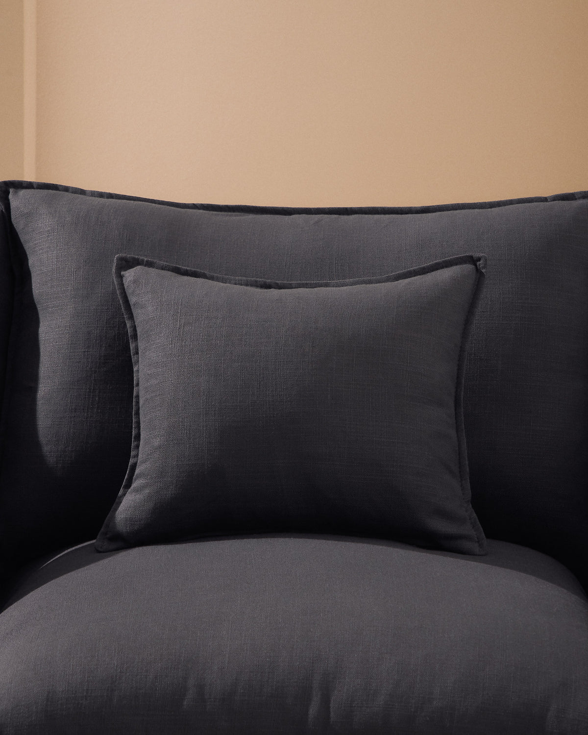 Modulares 4-Sitzer-Ecksofa Anarela mit abnehmbarem Bezug aus Leinen und Viskose in Dunkelgrau, 307 x 287 cm, FSC Mix Credit in Dunkelgrau präsentiert im Onlineshop von KAQTU Design AG. 4er Sofa ist von Kave Home