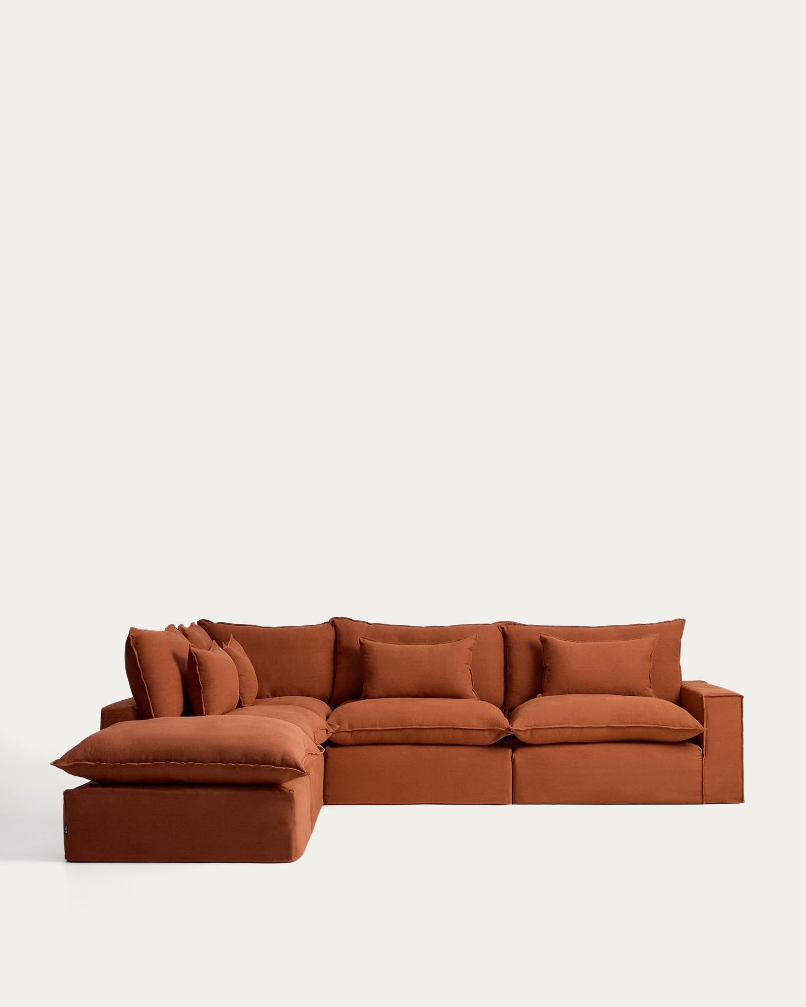 Modulares 6-Sitzer-Ecksofa Anarela mit abnehmbarem Bezug aus Leinen in Terrakotta, 307 x 347 cm, FSC Mix Credit in Terrakotta präsentiert im Onlineshop von KAQTU Design AG. 5er Sofa ist von Kave Home