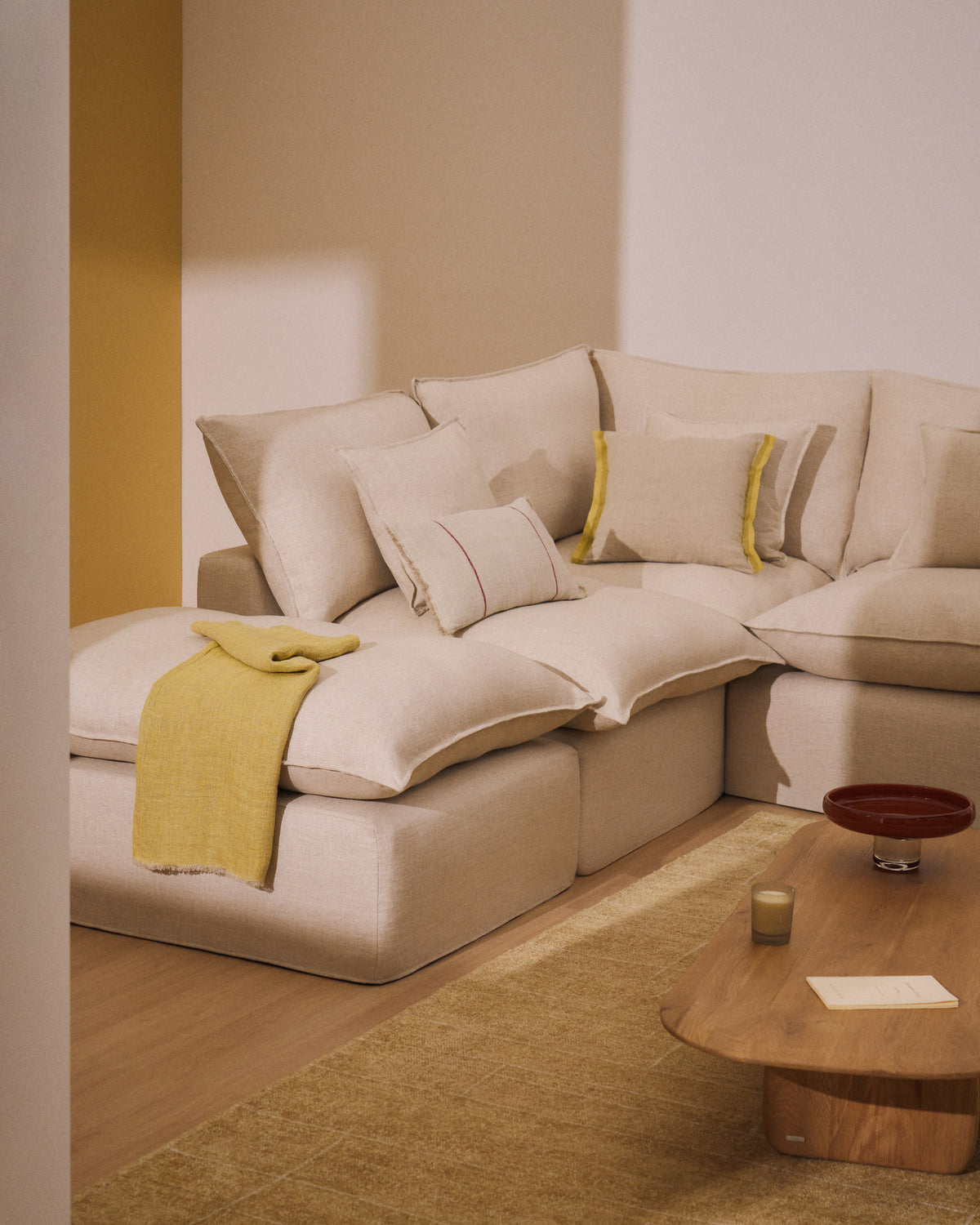 Modulares 6-Sitzer-Ecksofa Anarela mit abnehmbarem Bezug aus Leinen und Viskose in Beige, 307 x 347 cm, FSC Mix Credit in Beige präsentiert im Onlineshop von KAQTU Design AG. 5er Sofa ist von Kave Home