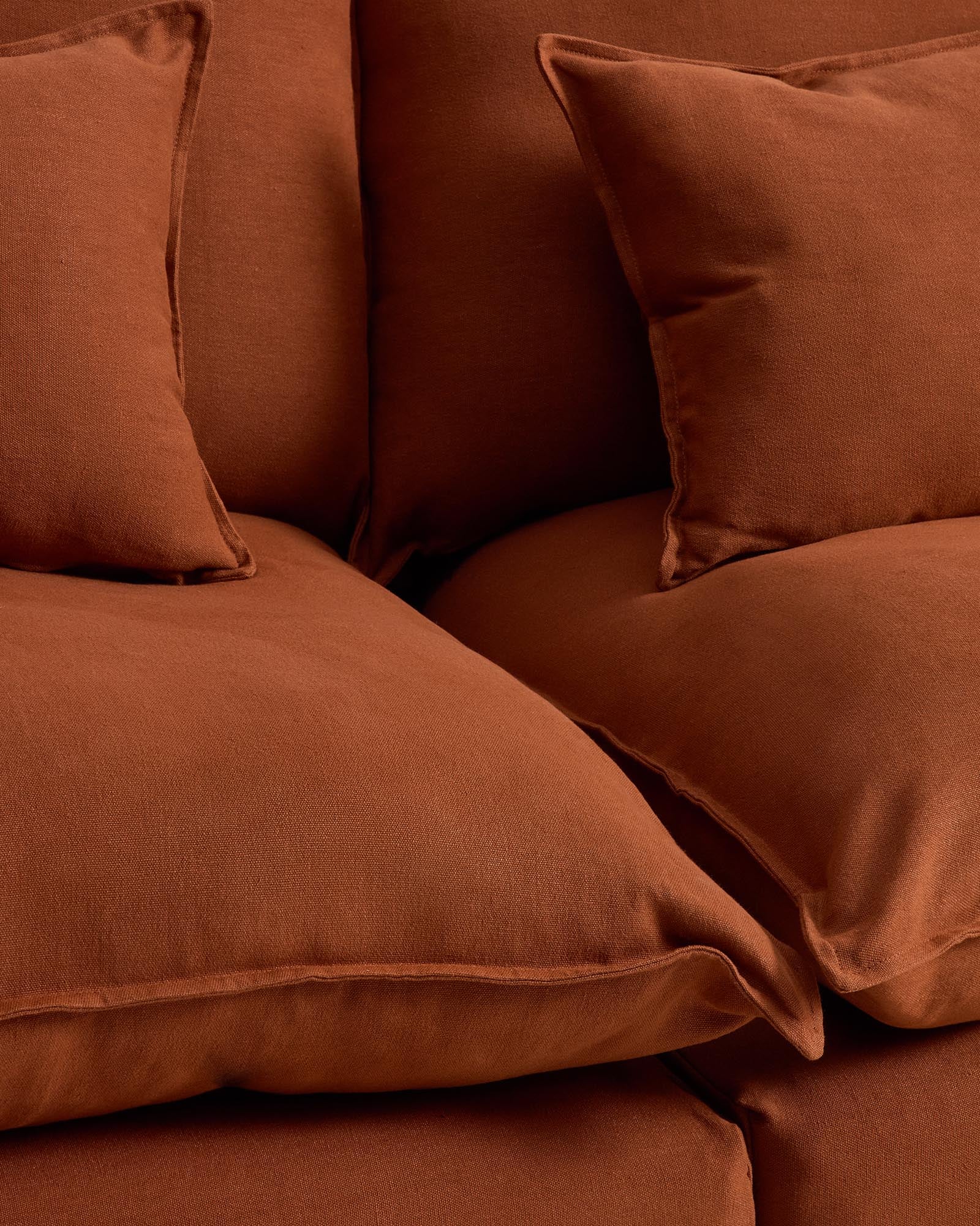 Stylisches 4-Sitzer-Ecksofa Anarela in Terrakotta, modulares Design mit abnehmbarem Leinenbezug, ideal für zeitgemäße Wohnräume.