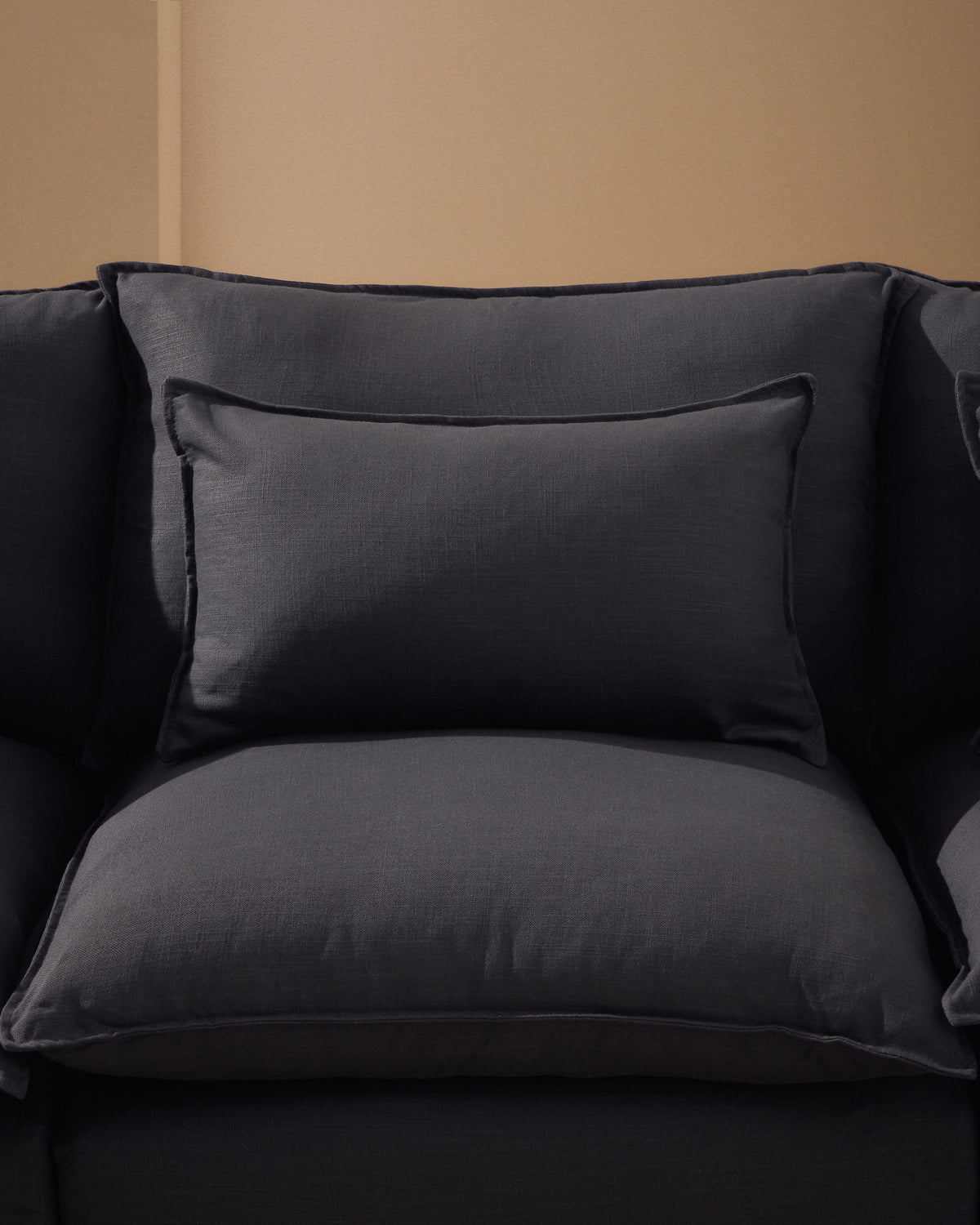 Modulares 4-Sitzer-Ecksofa Anarela mit abnehmbarem Bezug aus Leinen und Viskose in Dunkelgrau, 287 x 307 cm, FSC Mix Credit in Dunkelgrau präsentiert im Onlineshop von KAQTU Design AG. 4er Sofa ist von Kave Home
