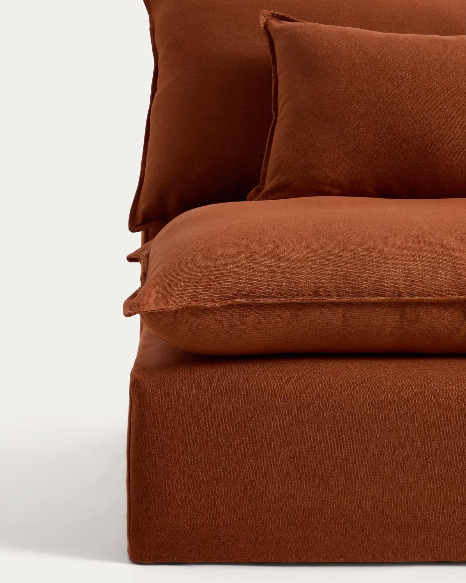 Elegantes 5-Sitzer-Modularsofa Anarela in warmem Terrakotta, mit abnehmbarem Leinenbezug und nachhaltigem FSC Mix Credit, ideal für stilvolle Wohnräume.