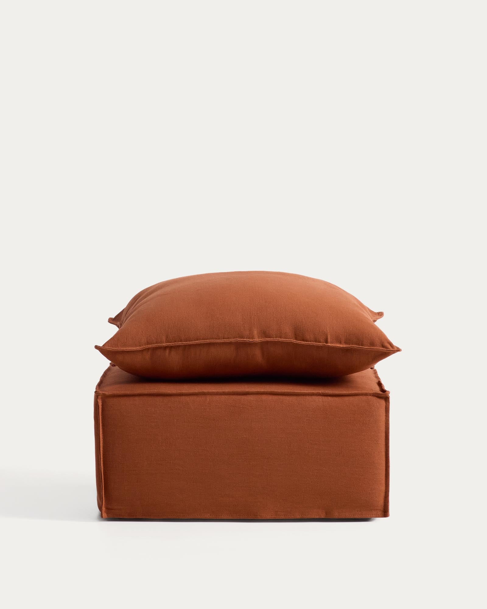 Fussablage Anarela mit abnehmbarem Bezug und Kissen aus Leinen in Terrakotta, 80 x 80 cm, FSC Mix Credit in Terrakotta präsentiert im Onlineshop von KAQTU Design AG. Pouf ist von Kave Home