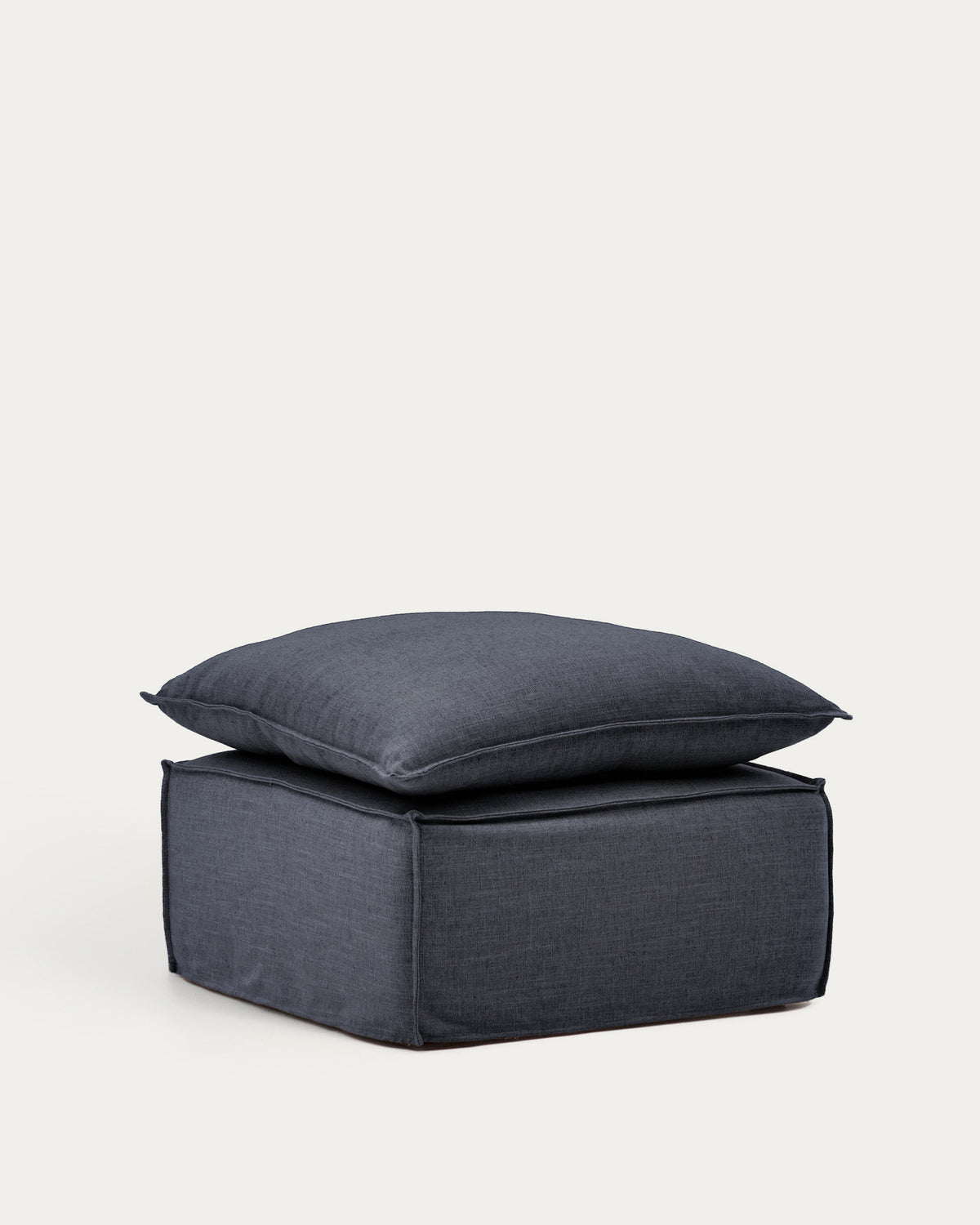 Fussablage Anarela mit abnehmbarem Bezug und Kissen aus Leinen und Viskose in Dunkelgrau, 80 x 80 cm, FSC Mix Credit in Dunkelgrau präsentiert im Onlineshop von KAQTU Design AG. Pouf ist von Kave Home
