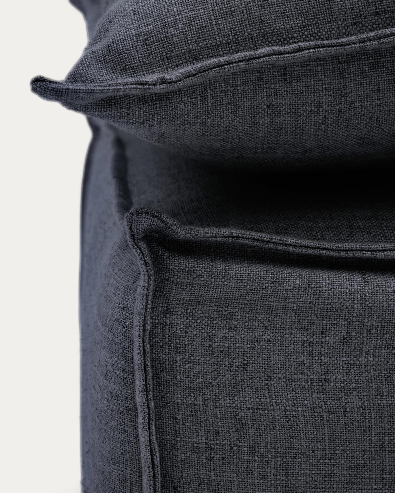 Fussablage Anarela mit abnehmbarem Bezug und Kissen aus Leinen und Viskose in Dunkelgrau, 80 x 80 cm, FSC Mix Credit in Dunkelgrau präsentiert im Onlineshop von KAQTU Design AG. Pouf ist von Kave Home