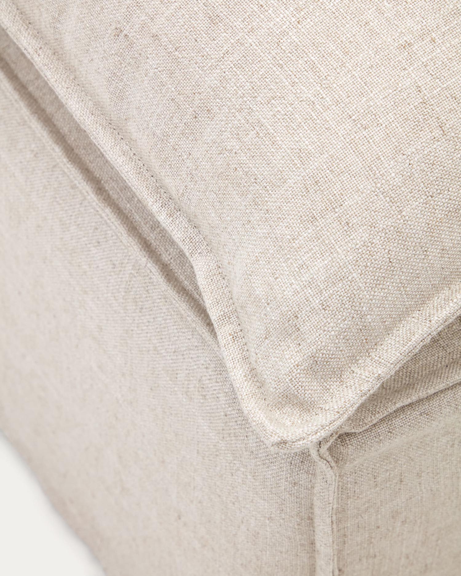 Die Anarela Fußablage von Kave Home, 80x80 cm, beige, mit abnehmbarem Leinenbezug und Kissen, vereint Stil und Funktionalität.