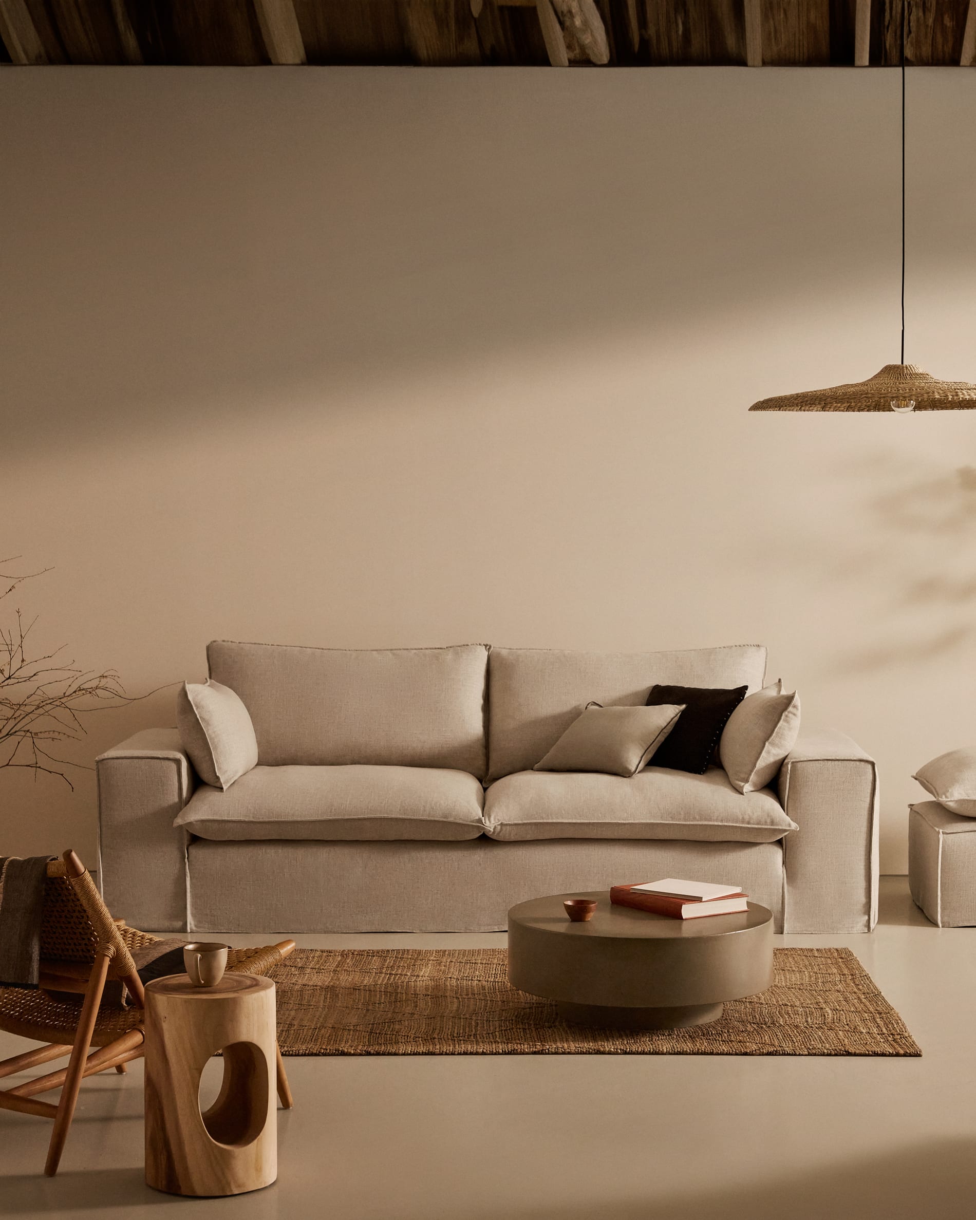 Anarela Fußablage 80x80 cm in Beige mit abnehmbarem Leinenbezug und Kissen, stilvolles Design und Komfort von Kave Home.