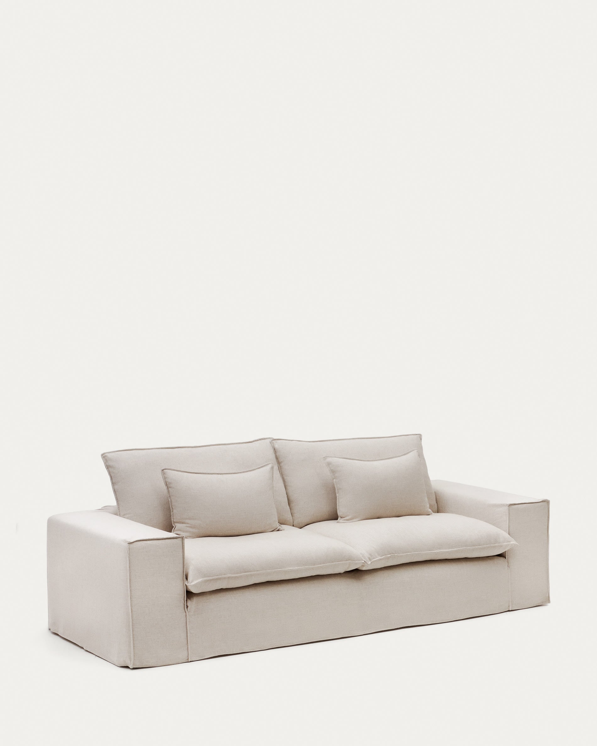 Hochwertiger Leinenbezug in Beige für das Anarela 3-Sitzer-Sofa von Kave Home, elegant, langlebig und einfach zu reinigen.