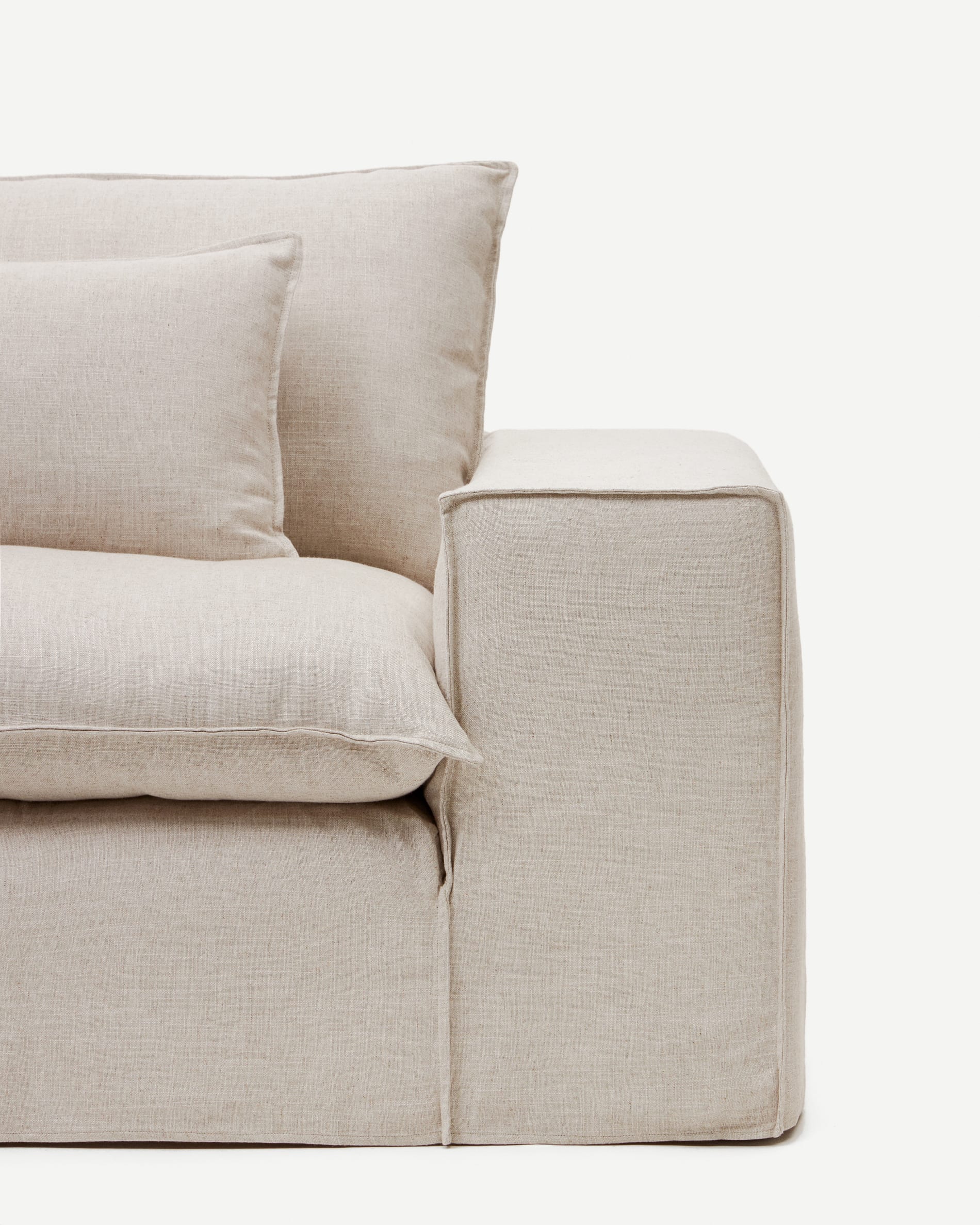 Eleganter Bezug aus hochwertigem Leinen in Beige für das Anarela 3-Sitzer-Sofa von Kave Home. Pflegeleicht und perfekt für jedes Wohnzimmer.