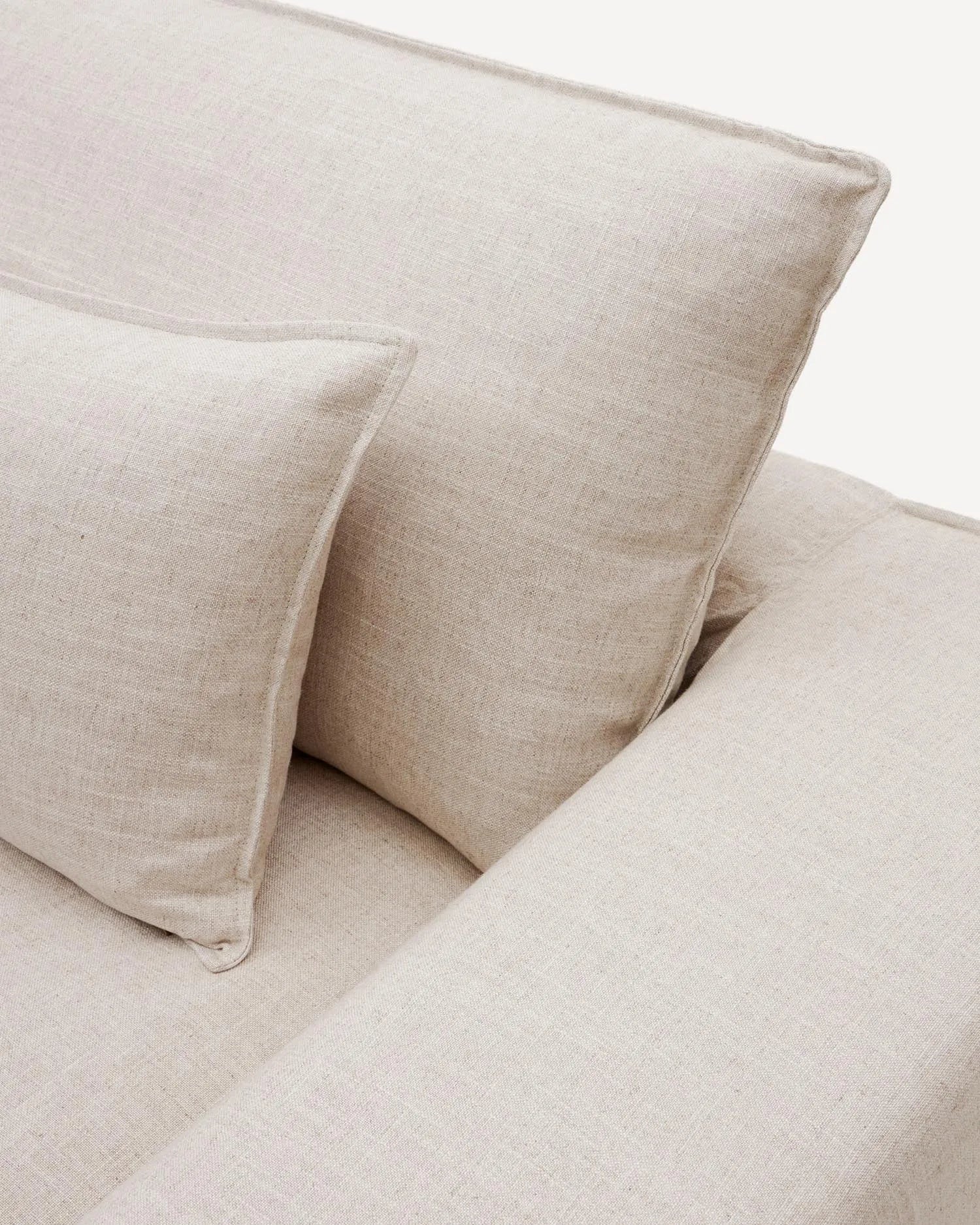 Eleganter Leinenbezug in Beige für das Anarela 3-Sitzer-Sofa von Kave Home, perfekt für zeitgemäße und stilvolle Wohnräume.