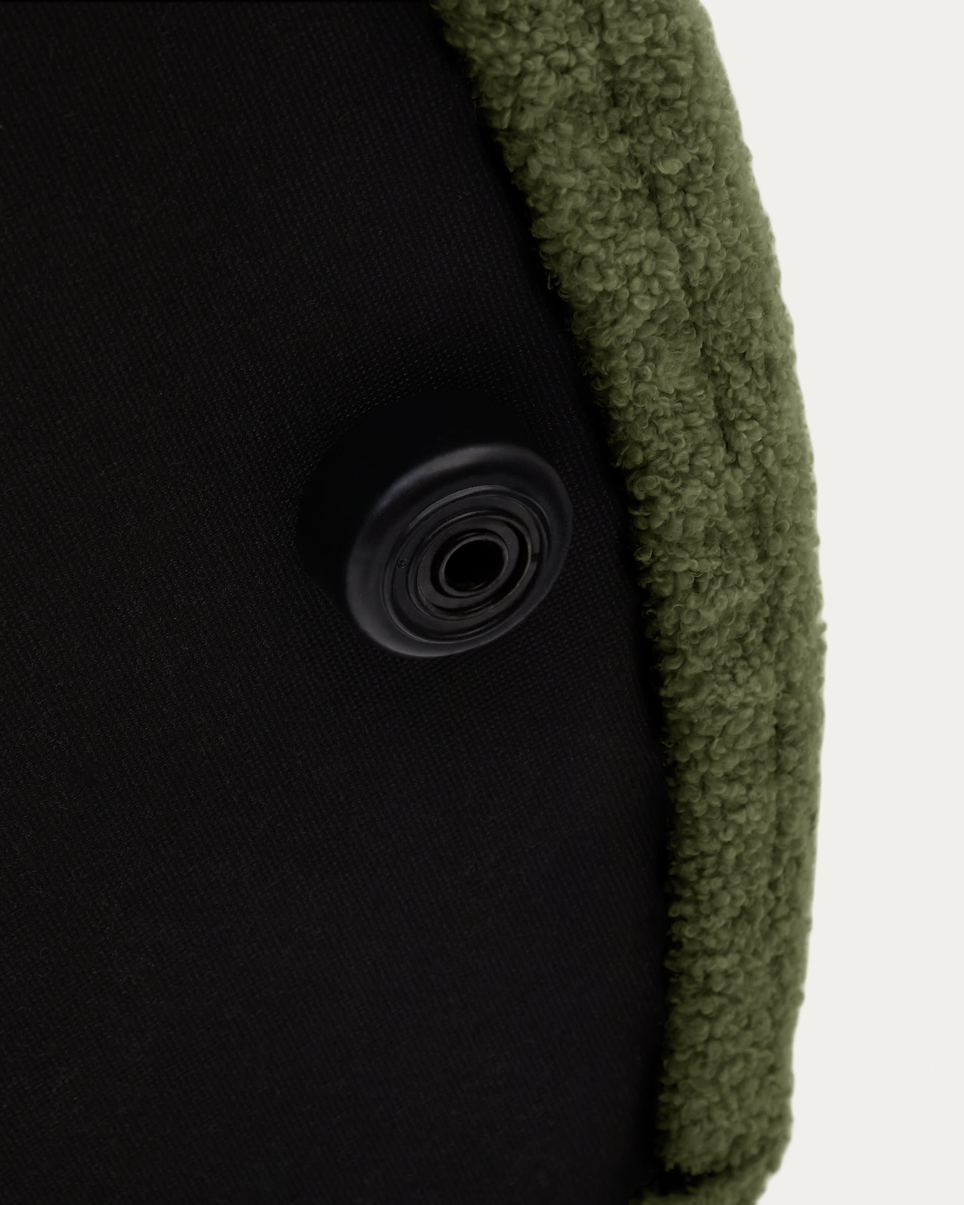 Der grüne Bouclé-Fußhocker Kaeli von Kave Home vereint Stil und Funktionalität, ideal als Sitzgelegenheit oder Fußstütze.