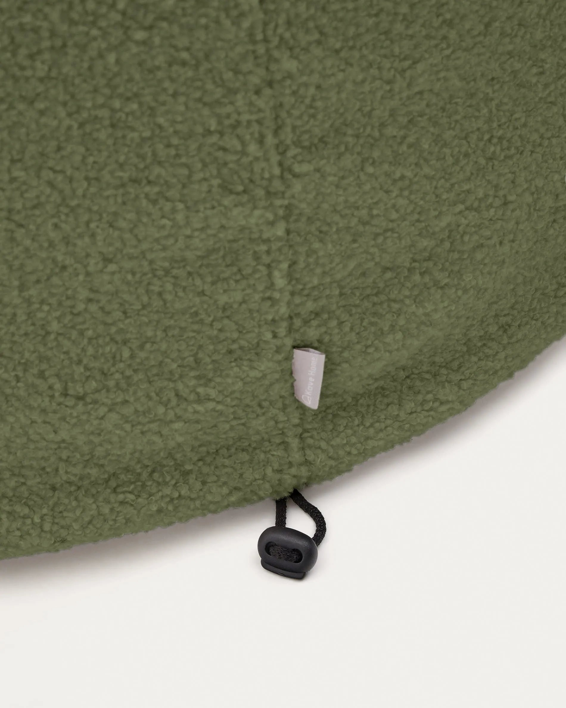 Moderner Fusshocker Kaeli mit grünem Bouclé-Stoff, Ø 43 cm, abnehmbarer Bezug, von Kave Home – Komfort und Stil vereint.
