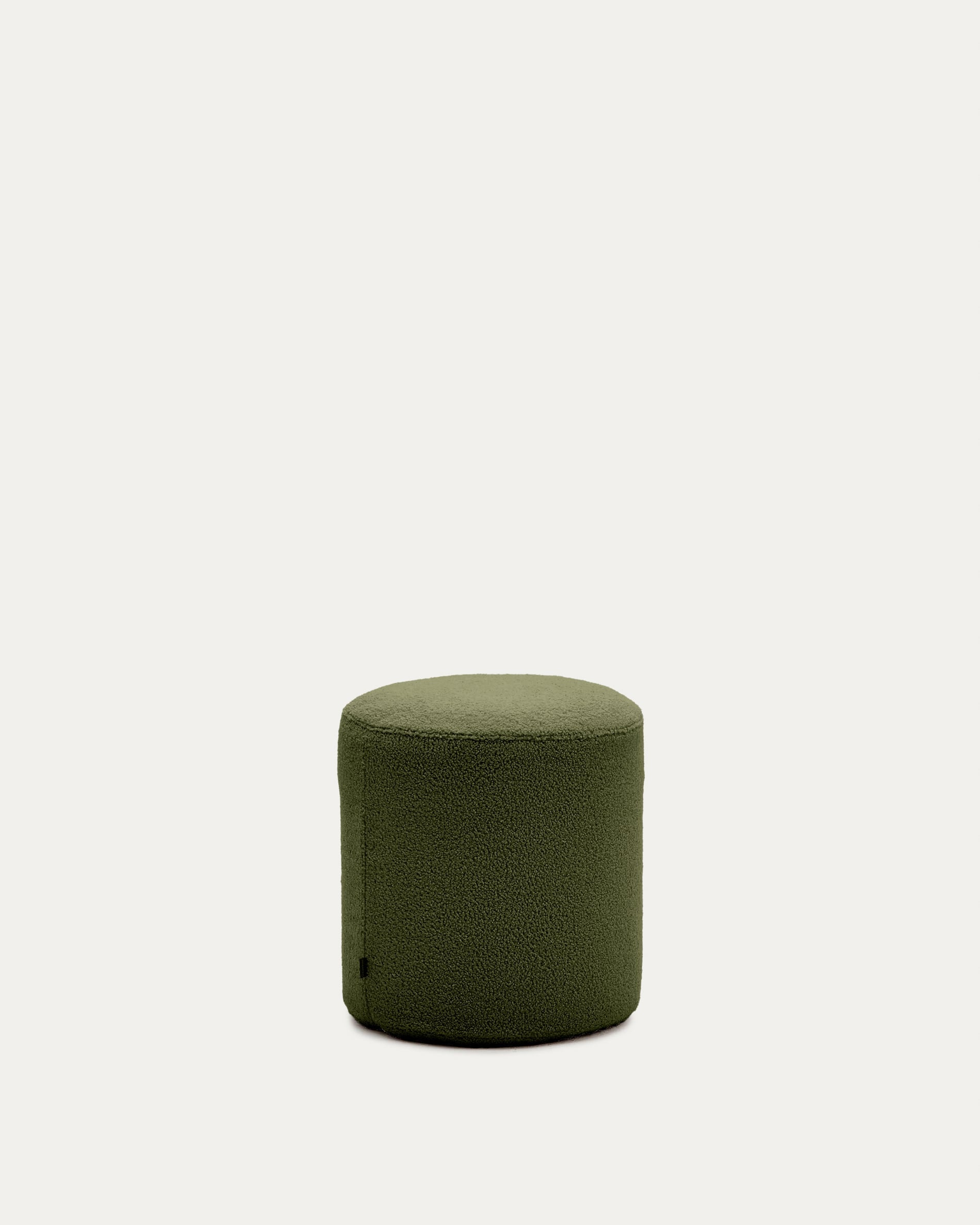 Eleganter Fusshocker Kaeli mit grünem Bouclé-Bezug, Ø 43 cm, abnehmbar, von Kave Home – stilvoll und praktisch zugleich.