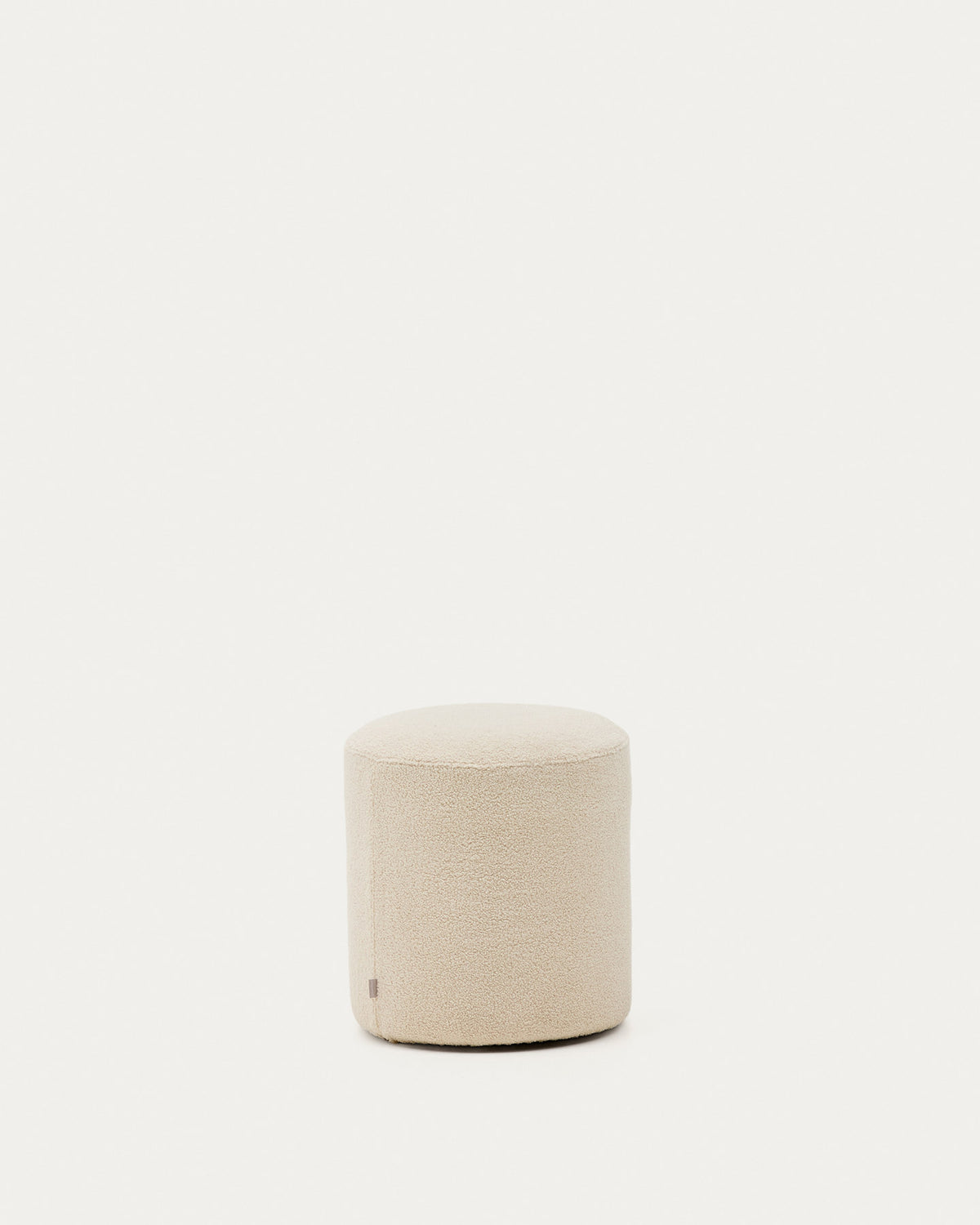 Fusshocker Kaeli mit abnehmbarem Bezug in Bouclé Farbe Écru Ø 43 cm in Ecru präsentiert im Onlineshop von KAQTU Design AG. Pouf ist von Kave Home