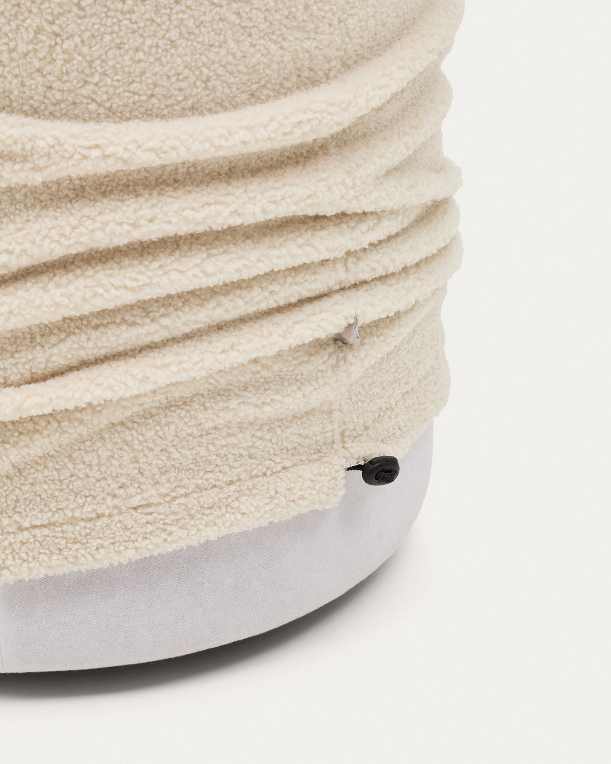 Fusshocker Kaeli mit abnehmbarem Bezug in Bouclé Farbe Écru Ø 43 cm in Ecru präsentiert im Onlineshop von KAQTU Design AG. Pouf ist von Kave Home