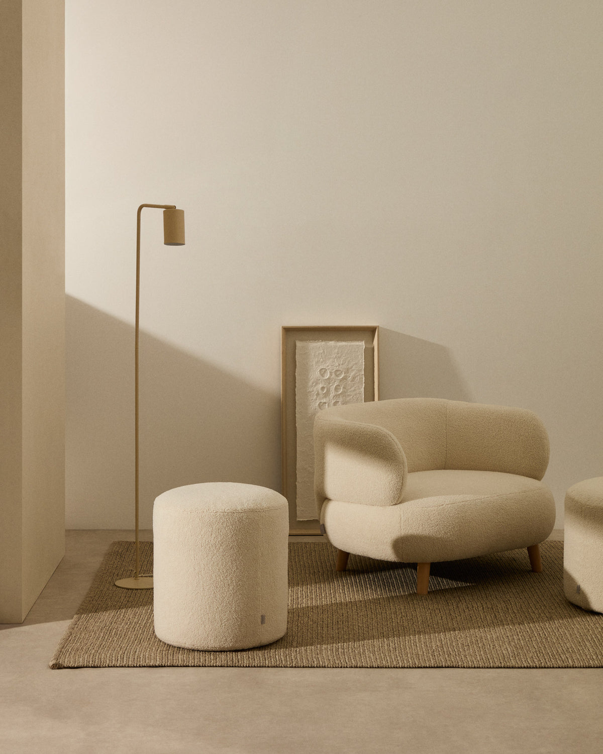 Fusshocker Kaeli mit abnehmbarem Bezug in Bouclé Farbe Écru Ø 43 cm in Ecru präsentiert im Onlineshop von KAQTU Design AG. Pouf ist von Kave Home