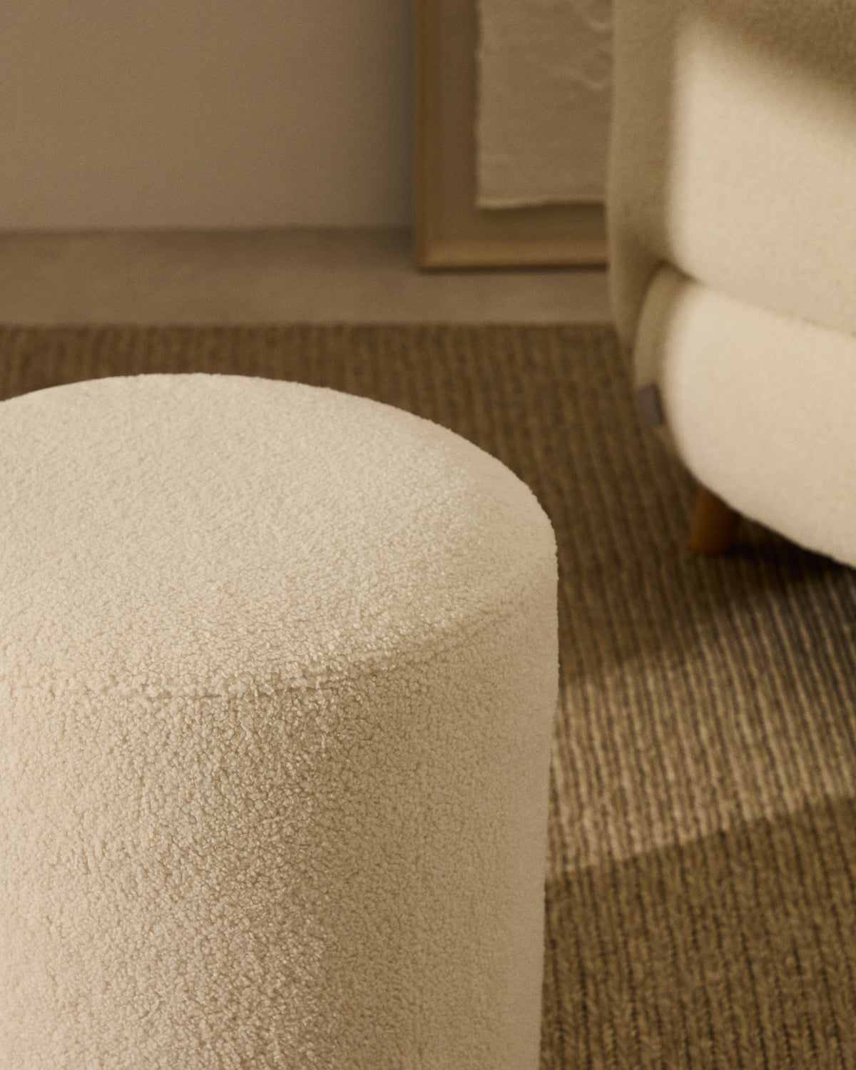 Fusshocker Kaeli mit abnehmbarem Bezug in Bouclé Farbe Écru Ø 43 cm in Ecru präsentiert im Onlineshop von KAQTU Design AG. Pouf ist von Kave Home