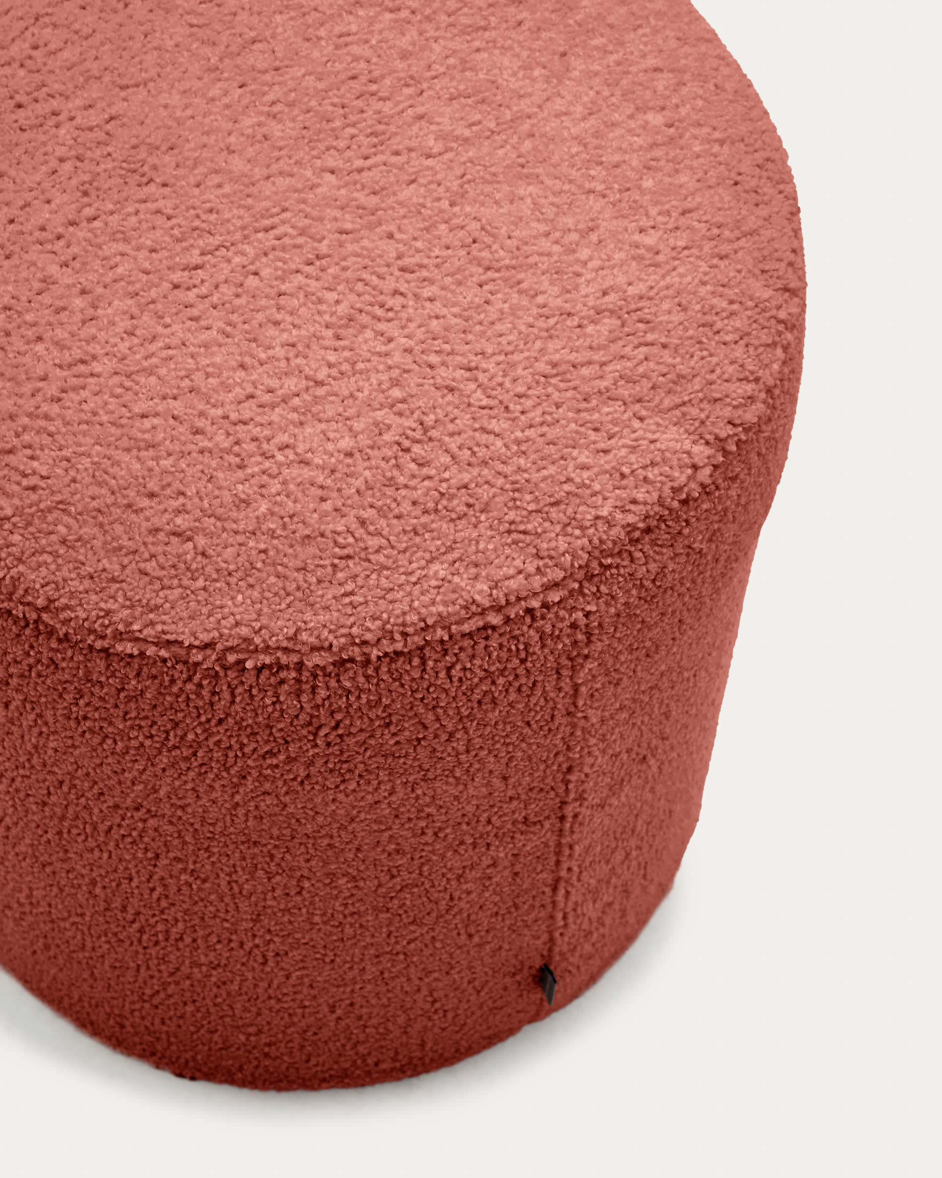 Entdecken Sie den eleganten Fusshocker Kaeli von Kave Home in warmem Terrakotta. Mit abnehmbarem Bouclé-Bezug (Ø 43 cm) vereint er Komfort und Stil.