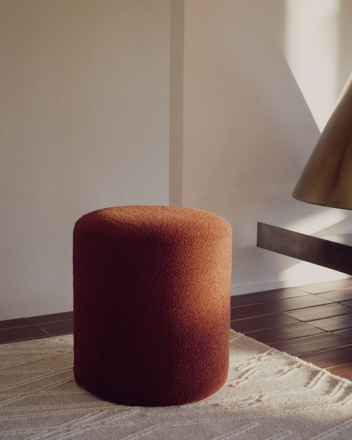 Fusshocker Kaeli mit abnehmbarem Bezug in terrakottafarbenem Bouclé Ø 43 cm in Terrakotta präsentiert im Onlineshop von KAQTU Design AG. Pouf ist von Kave Home