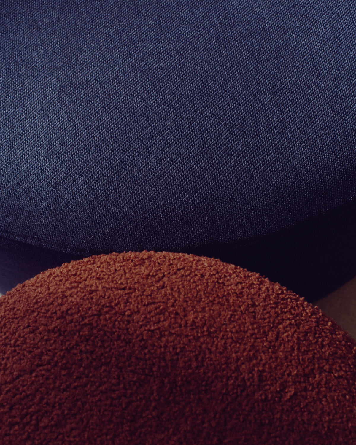 Fusshocker Kaeli mit abnehmbarem Bezug in terrakottafarbenem Bouclé Ø 43 cm in Terrakotta präsentiert im Onlineshop von KAQTU Design AG. Pouf ist von Kave Home