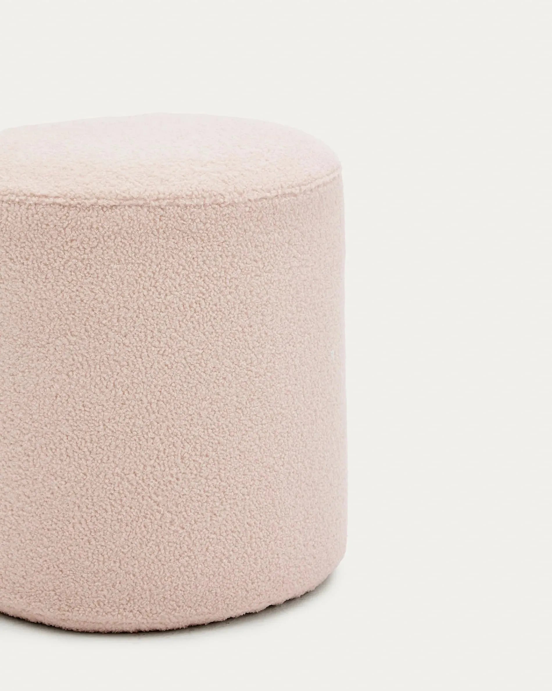 Eleganter rosa Fusshocker Kaeli von Kave Home, Ø 43 cm, mit abnehmbarem Bouclé-Bezug, ideal für stilvolle Wohnräume.
