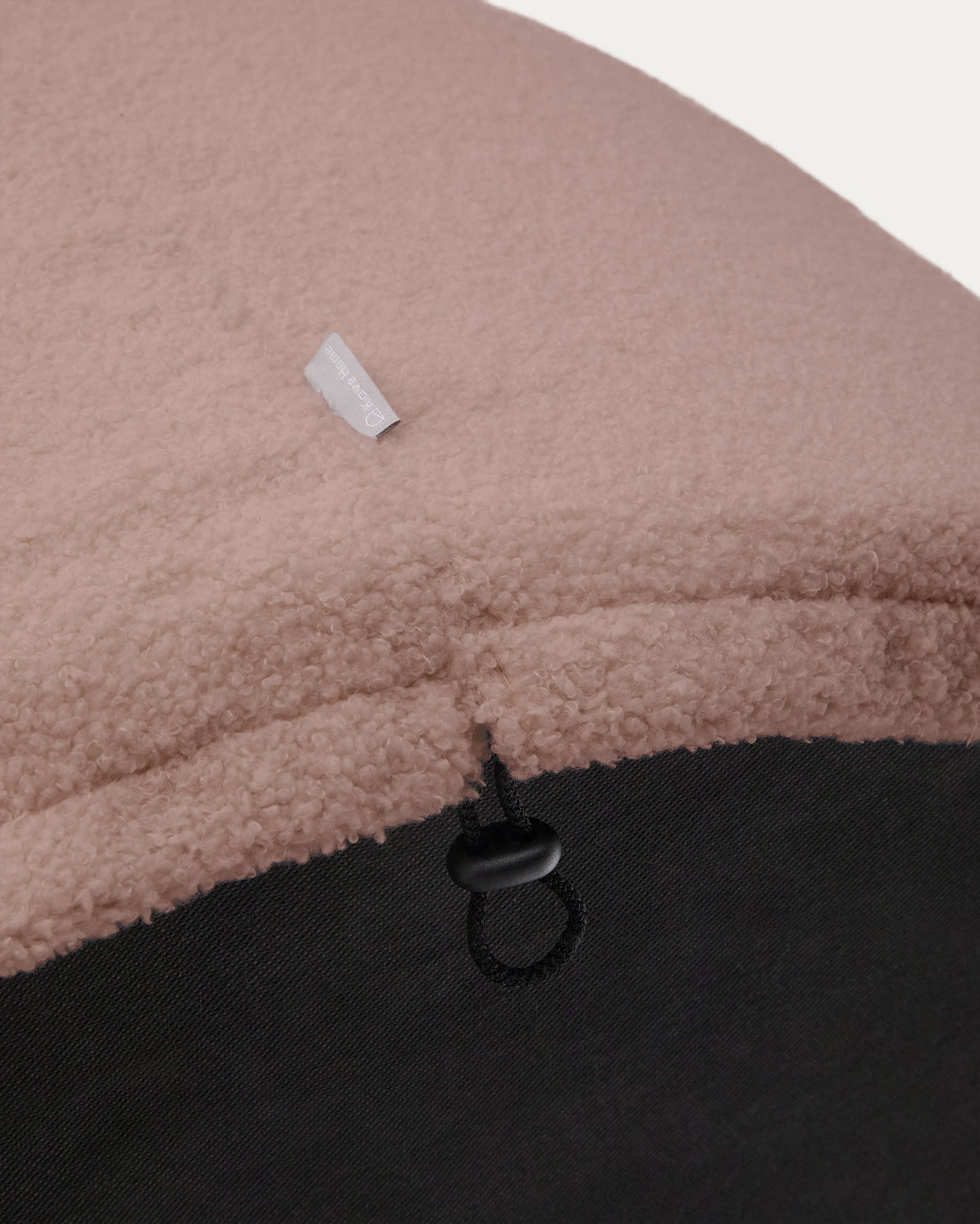 Rosa Fusshocker Kaeli von Kave Home, Ø 43 cm, mit abnehmbarem Bouclé-Bezug, perfekt für moderne und gemütliche Wohnräume.