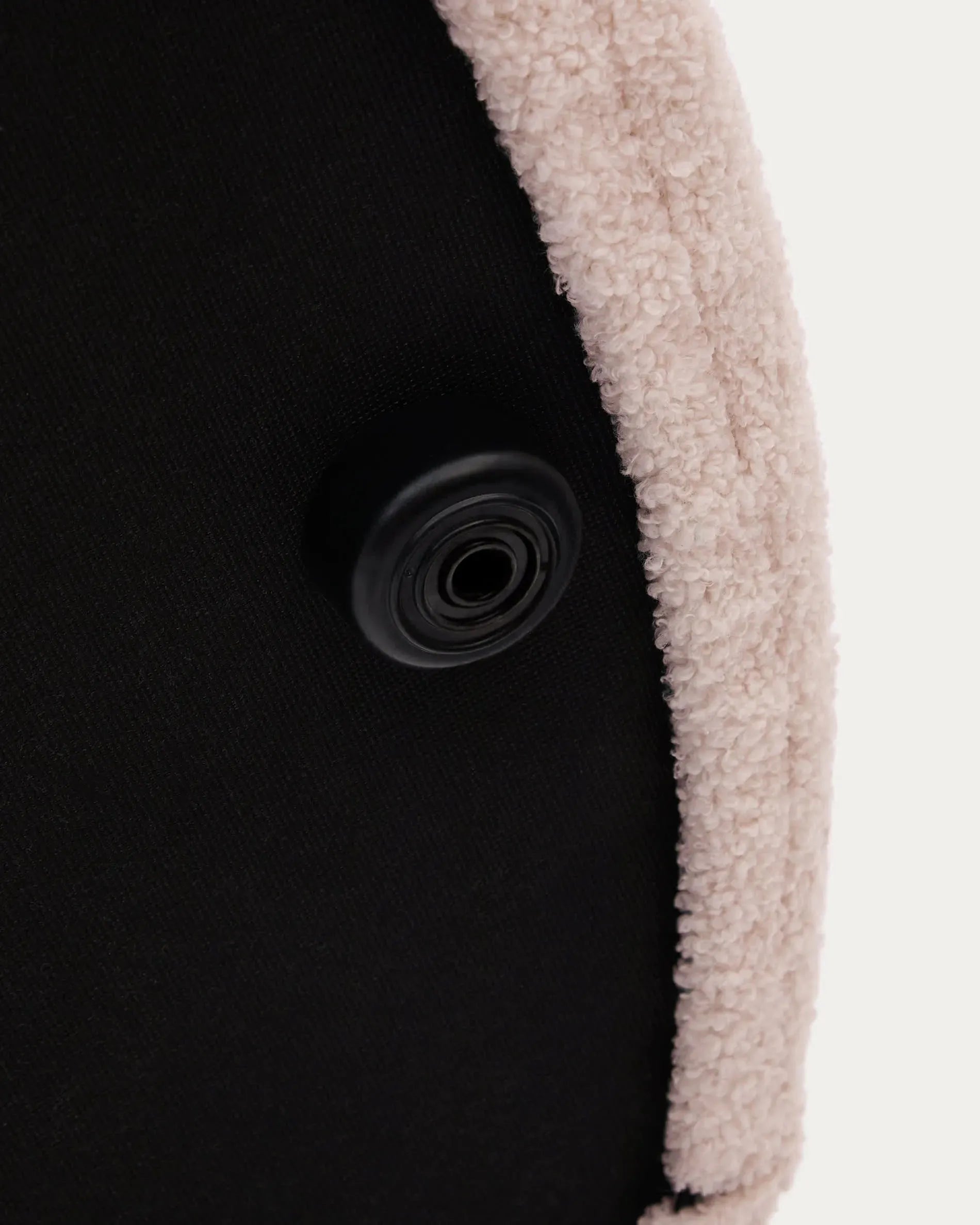 Rosa Fusshocker Kaeli von Kave Home, Ø 43 cm, mit abnehmbarem Bouclé-Bezug, perfekt für moderne und gemütliche Wohnräume.