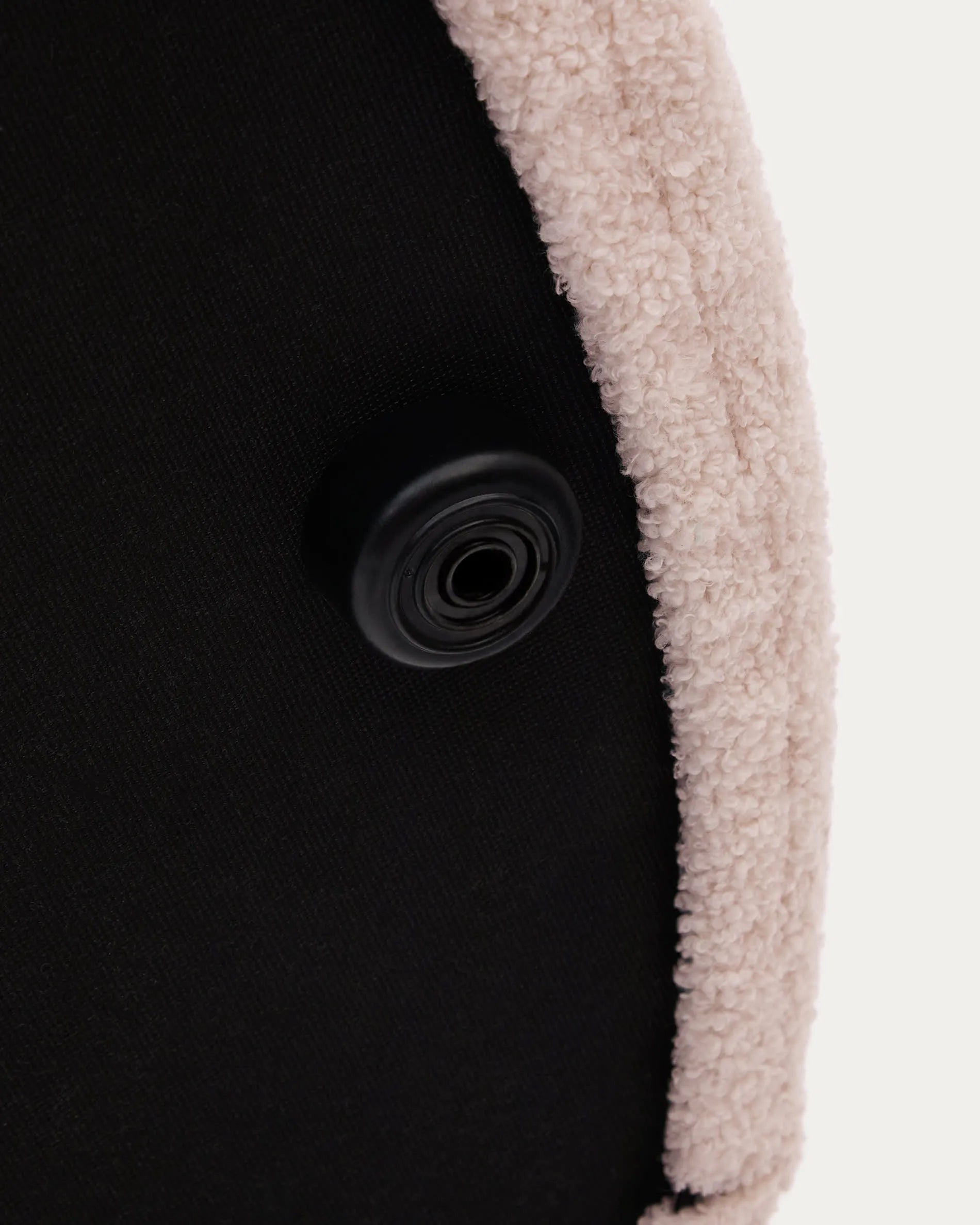 Eleganter rosa Fusshocker Kaeli von Kave Home, Ø 43 cm, mit abnehmbarem Bouclé-Bezug, ideal für stilvolle Wohnräume.