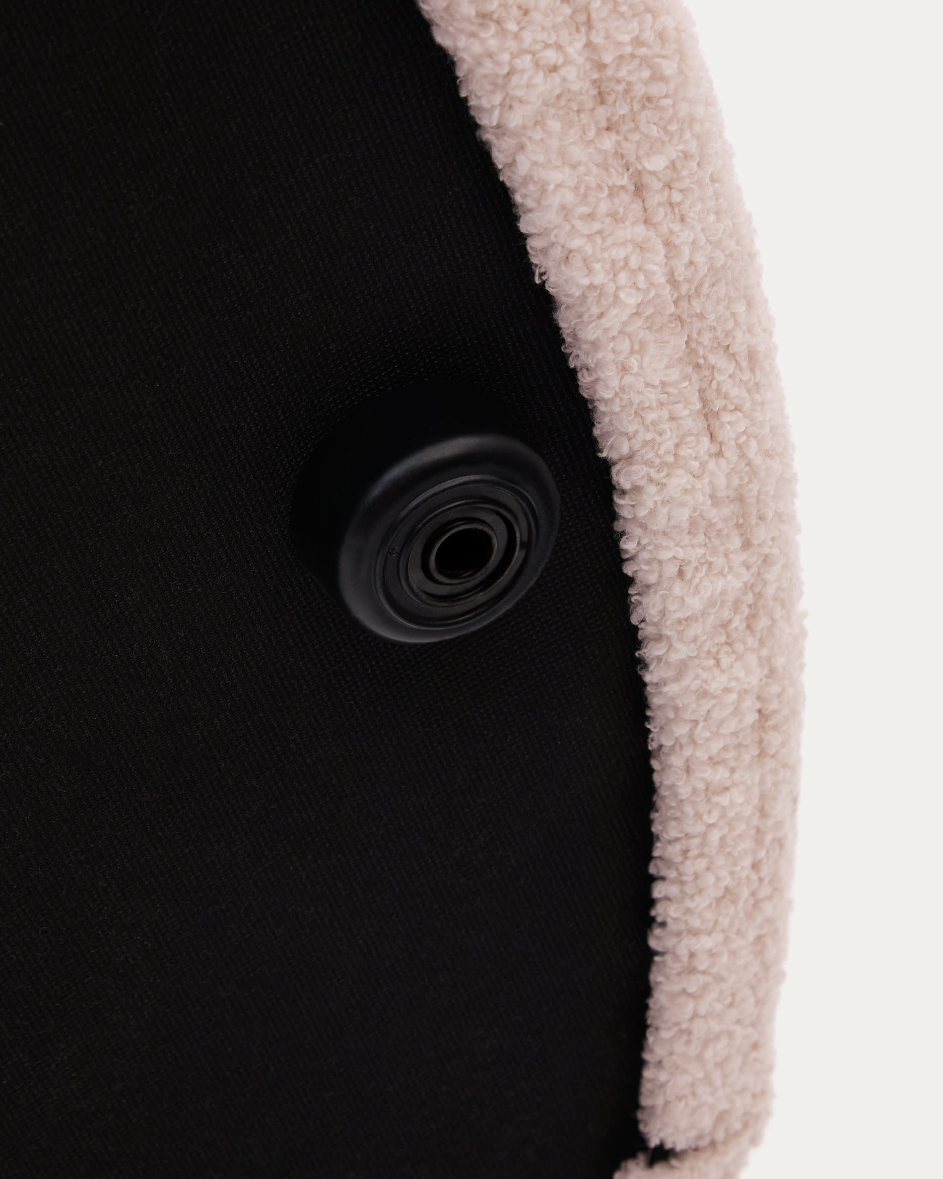 Eleganter rosa Bouclé-Fusshocker Kaeli von Kave Home, Ø 43 cm, mit abnehmbarem Bezug, ideal für stilvolle Wohnräume.