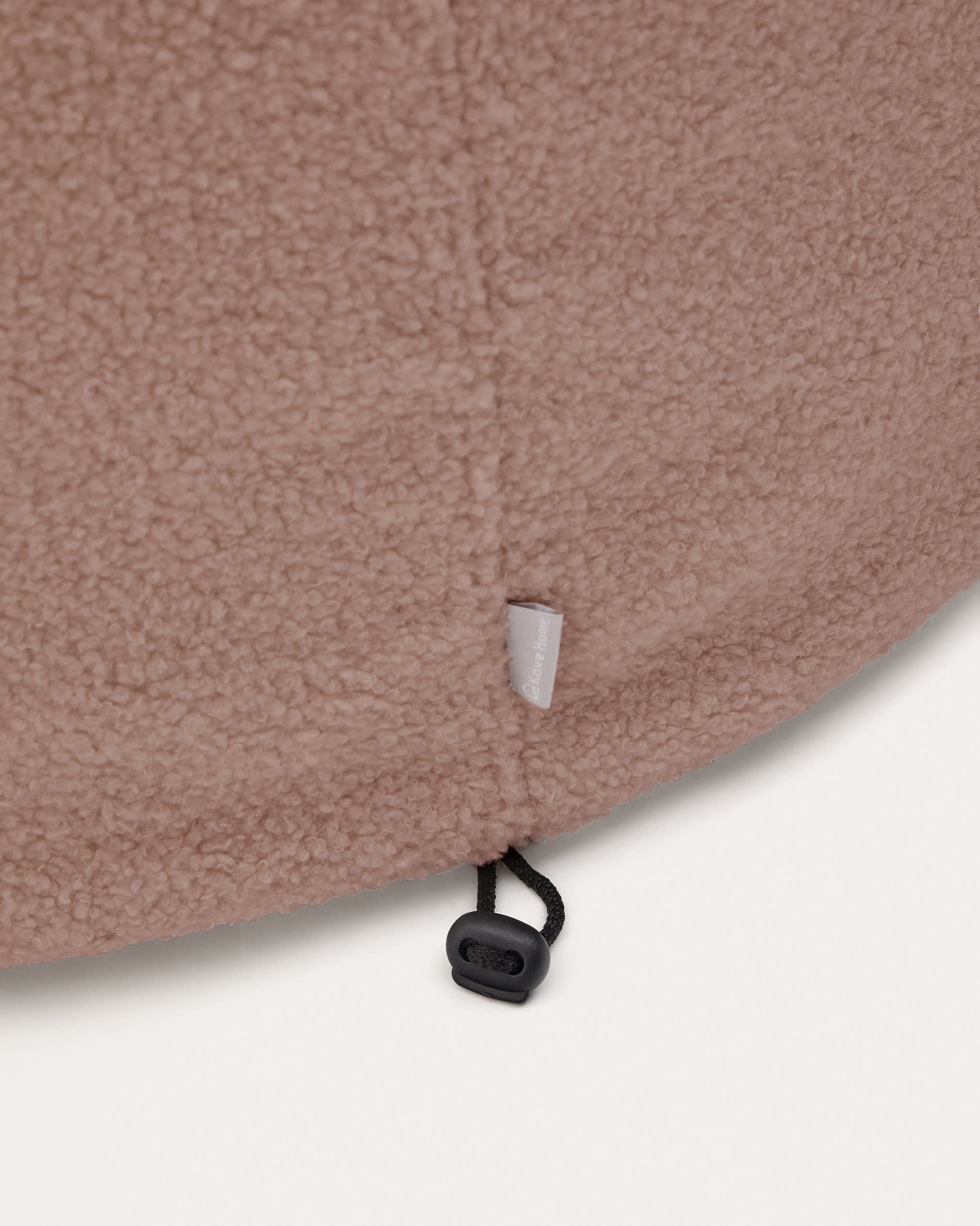 Eleganter rosa Fusshocker Kaeli von Kave Home, Ø 43 cm, mit abnehmbarem Bouclé-Bezug, ideal für stilvolle Wohnräume.
