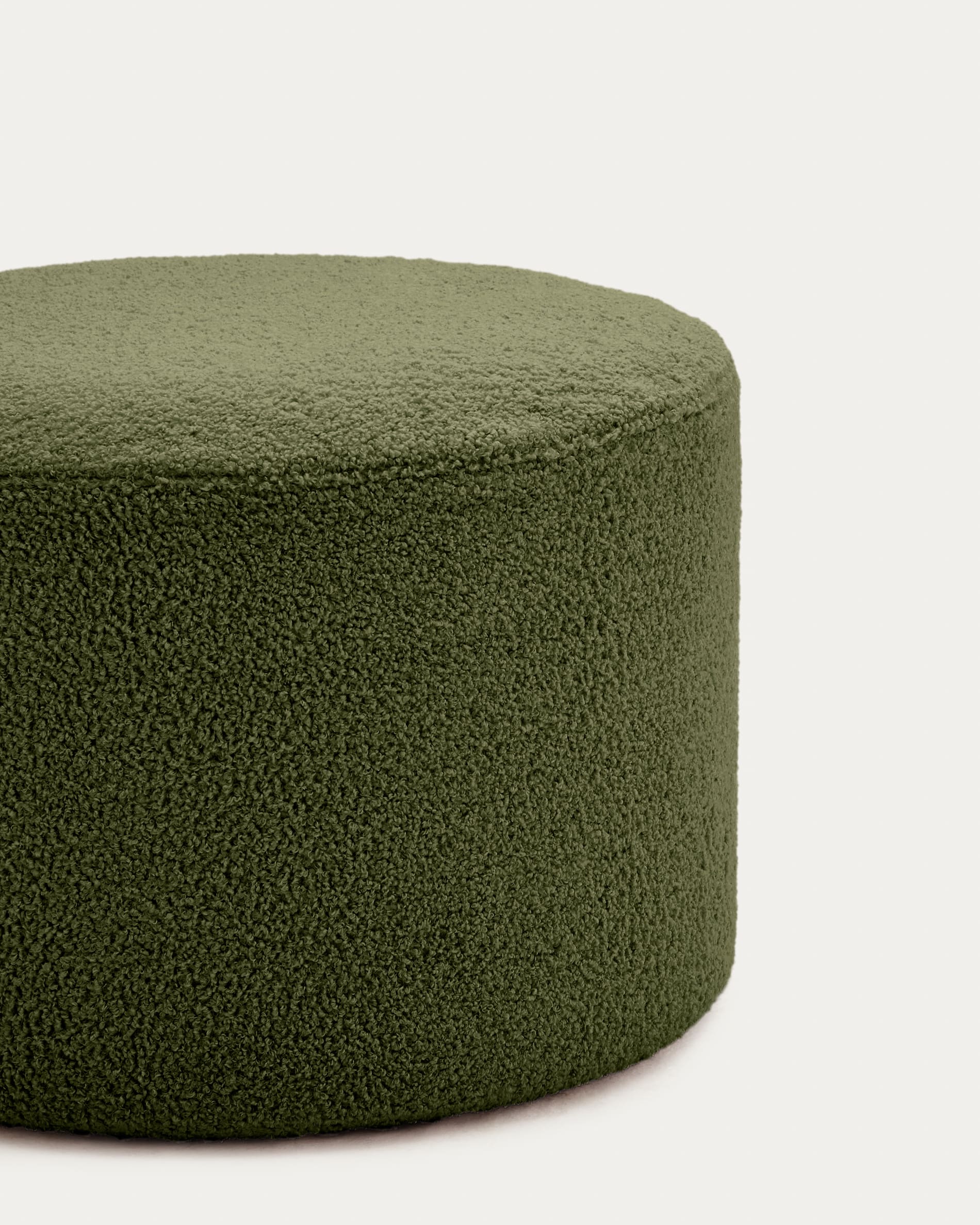 Fusshocker Kaeli, Ø 60 cm, mit grünem Bouclé-Stoff und abnehmbarem Bezug von Kave Home – stilvoll und praktisch für Ihr Zuhause.