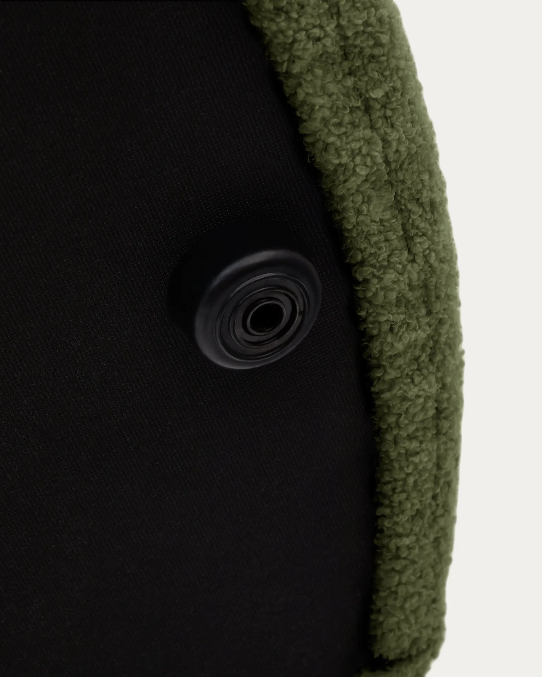 Moderner Fusshocker Kaeli, Ø 60 cm, mit grünem Bouclé-Stoff, abnehmbarer Bezug, von Kave Home – stilvoll und praktisch.
