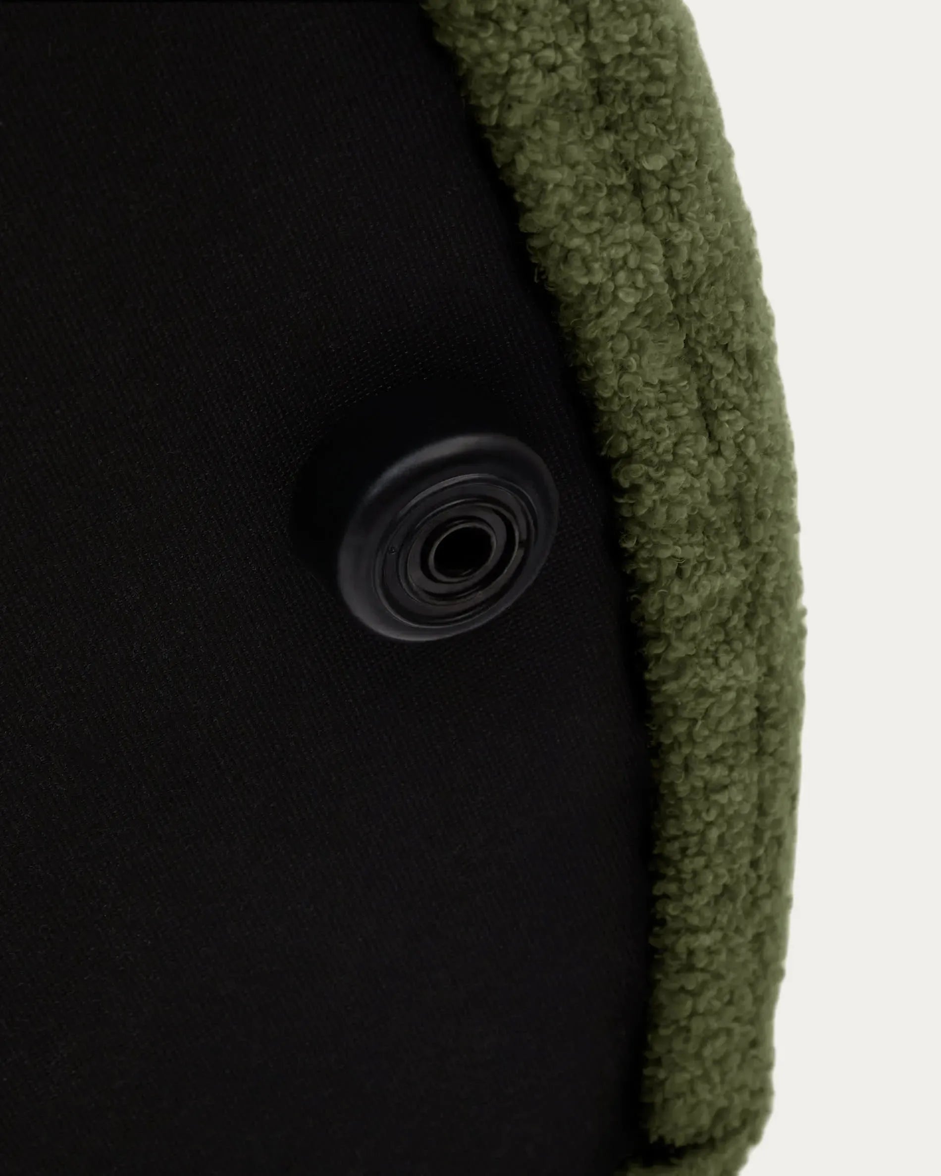 Fusshocker Kaeli, Ø 60 cm, grün, Bouclé-Stoff, abnehmbarer Bezug, Kave Home – modern, bequem und vielseitig einsetzbar.