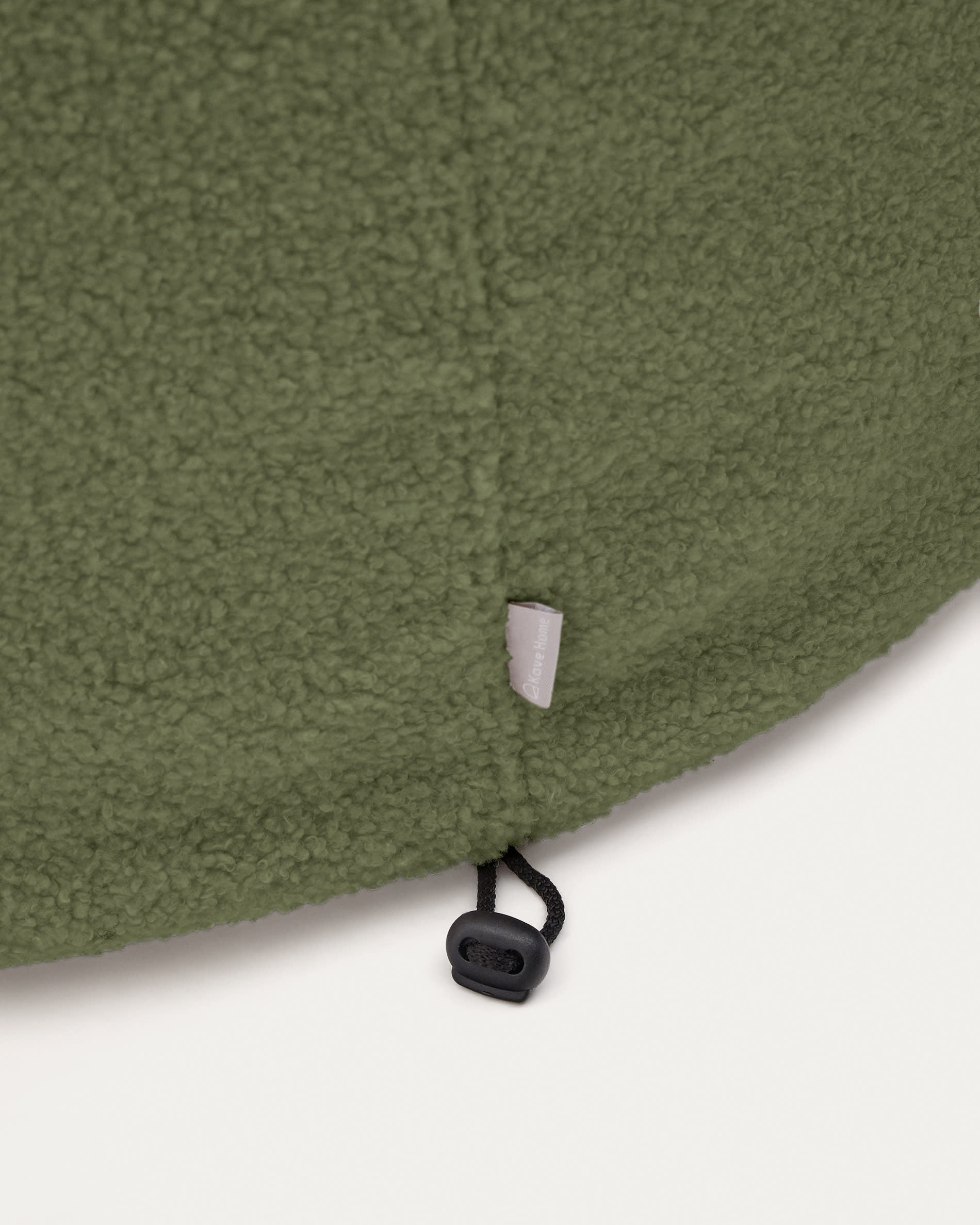 Eleganter Fusshocker Kaeli mit grünem Bouclé-Bezug, Ø 60 cm, abnehmbar, von Kave Home – stilvoll und praktisch zugleich.