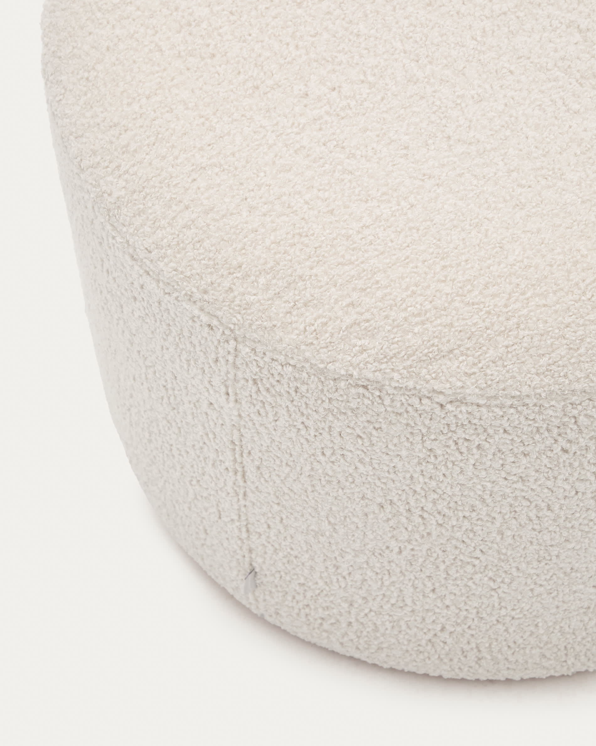 Eleganter Fusshocker Kaeli mit abnehmbarem Bouclé-Bezug in Écru, Ø 60 cm, von Kave Home. Stilvoll und praktisch für Ihr Zuhause.