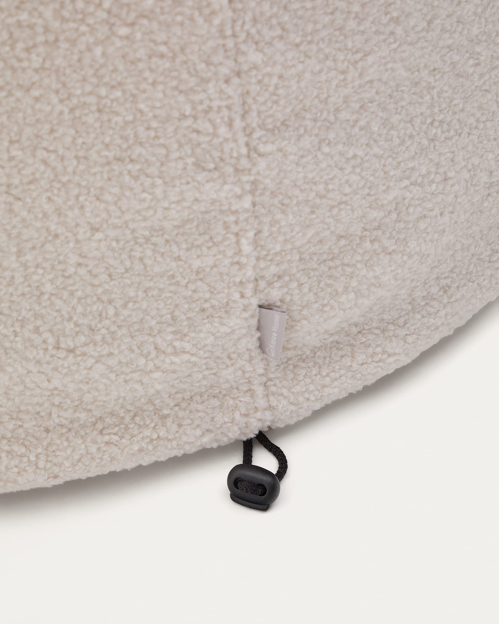 Eleganter Fusshocker Kaeli mit abnehmbarem Bouclé-Bezug in Écru, Ø 60 cm, von Kave Home. Perfekt für modernes Wohnen.