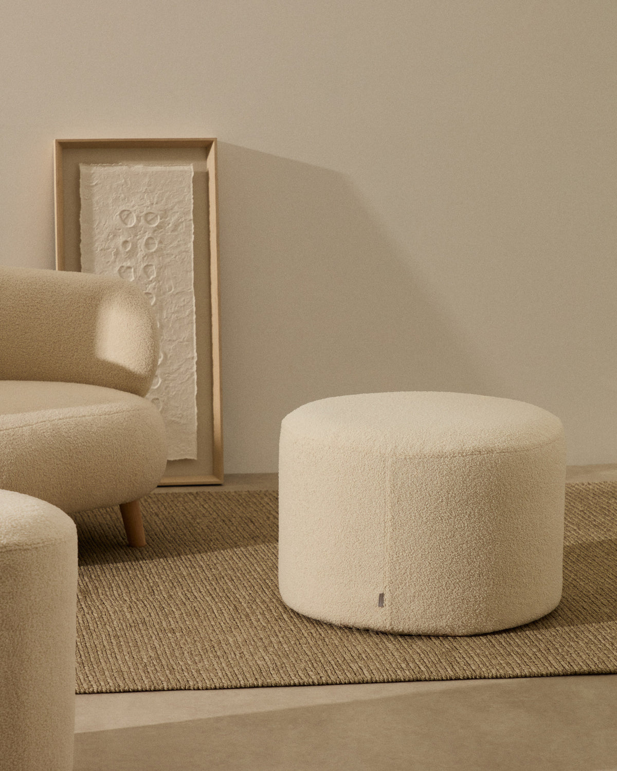 Fusshocker Kaeli mit abnehmbarem Bezug in Bouclé Farbe Écru Ø 60 cm in Ecru präsentiert im Onlineshop von KAQTU Design AG. Pouf ist von Kave Home