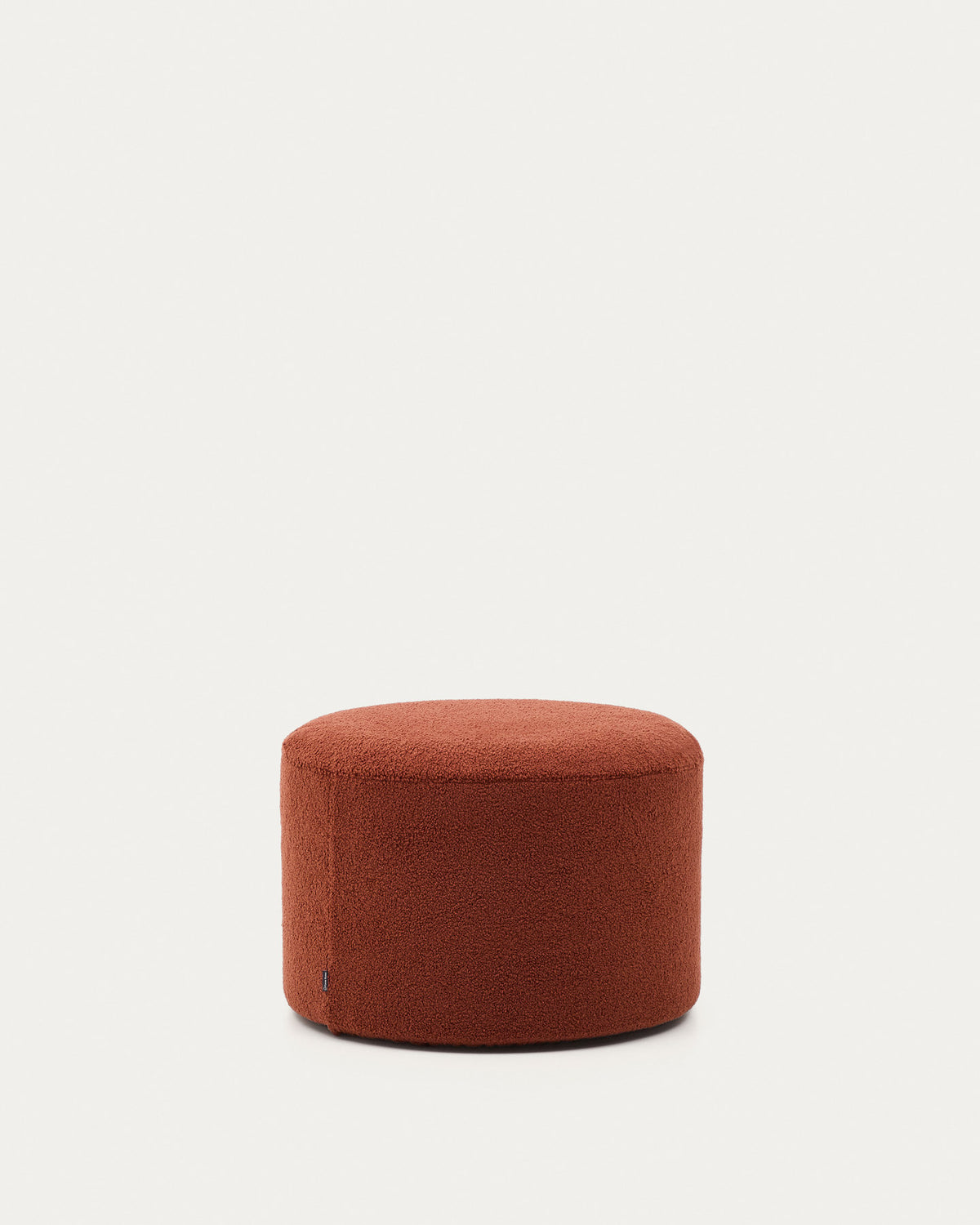 Fusshocker Kaeli mit abnehmbarem Bezug in terrakottafarbenem Bouclé Ø 60 cm in Terrakotta präsentiert im Onlineshop von KAQTU Design AG. Pouf ist von Kave Home