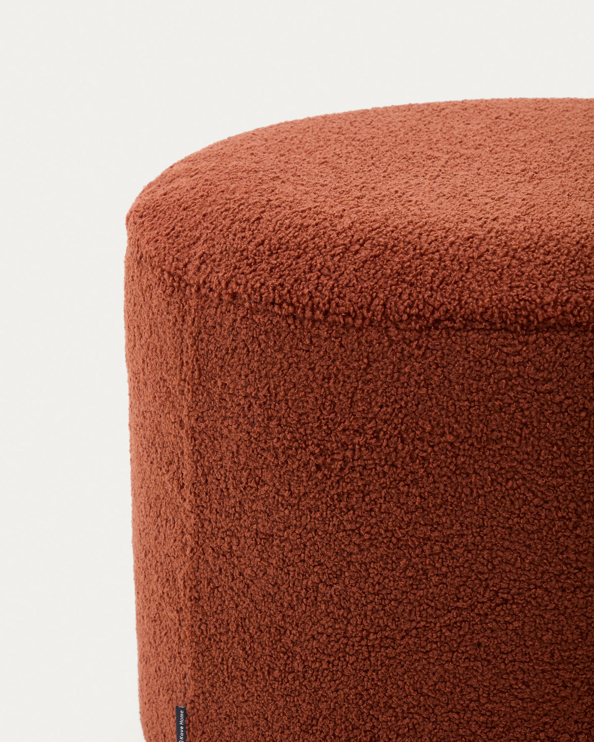 Fusshocker Kaeli mit abnehmbarem Bezug in terrakottafarbenem Bouclé Ø 60 cm in Terrakotta präsentiert im Onlineshop von KAQTU Design AG. Pouf ist von Kave Home