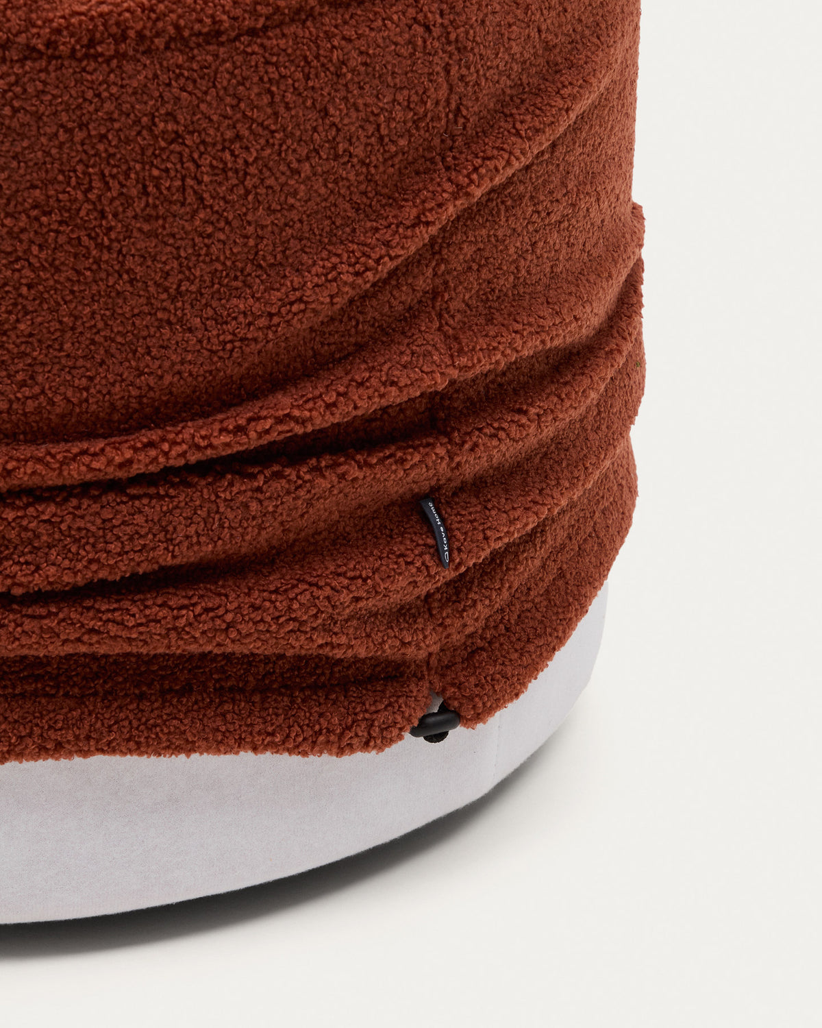 Fusshocker Kaeli mit abnehmbarem Bezug in terrakottafarbenem Bouclé Ø 60 cm in Terrakotta präsentiert im Onlineshop von KAQTU Design AG. Pouf ist von Kave Home