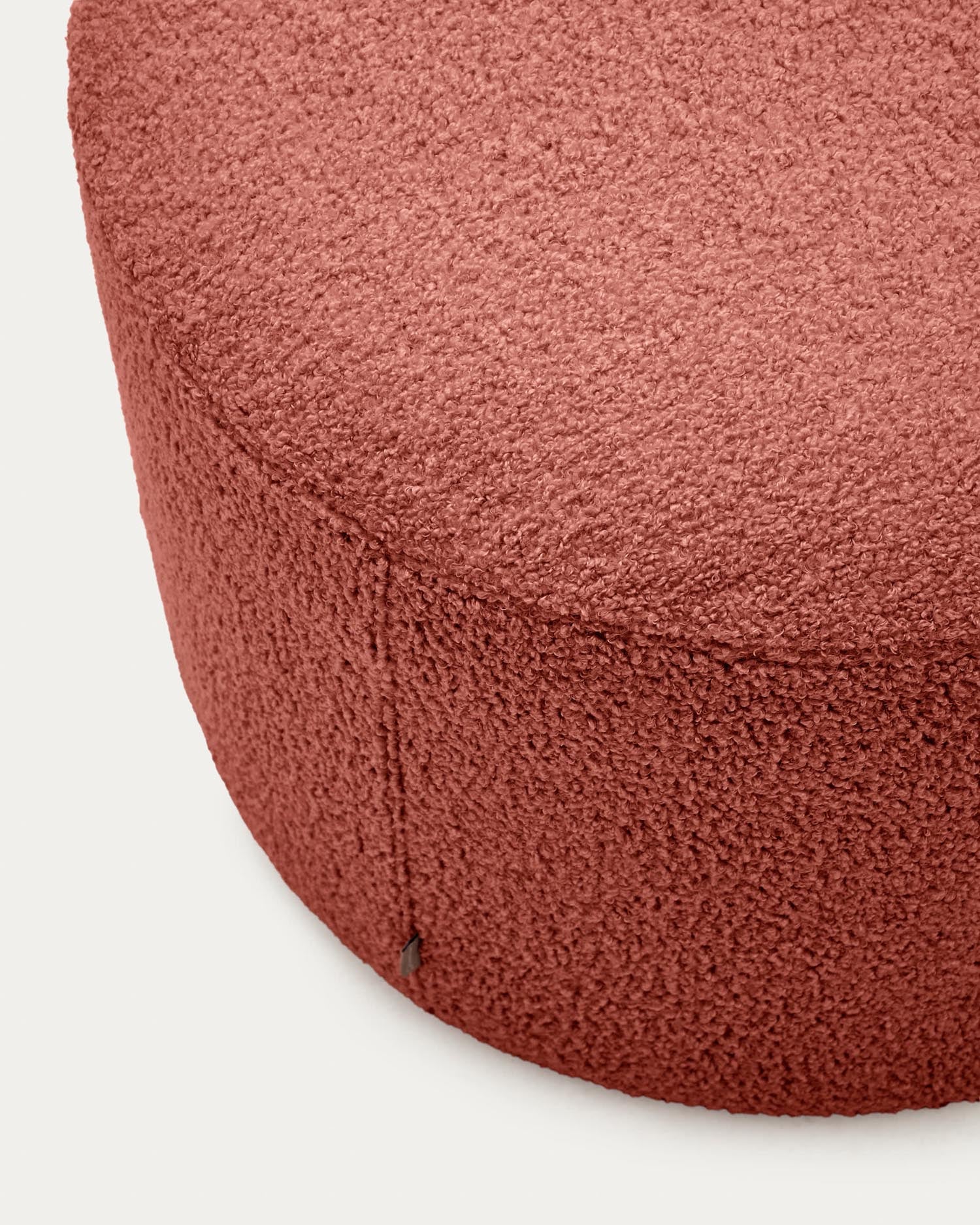 Eleganter Fusshocker Kaeli in terrakottafarbenem Bouclé, Ø 60 cm. Abnehmbarer Bezug für einfache Pflege und vielseitige Nutzung im Wohnraum.
