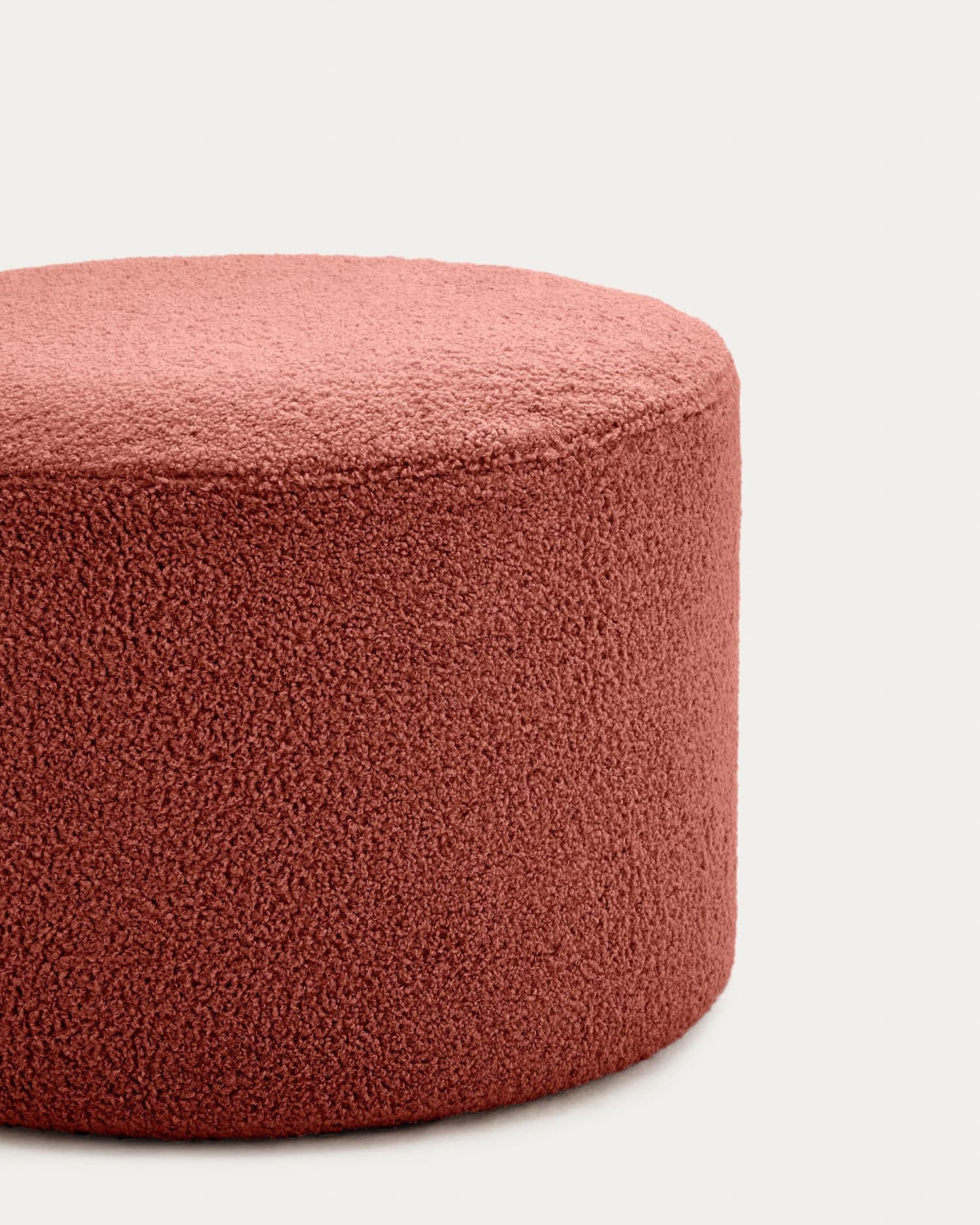 Eleganter Fusshocker Kaeli in terrakottafarbenem Bouclé, Ø 60 cm. Funktional, nachhaltig und vielseitig einsetzbar für Ihr Zuhause.