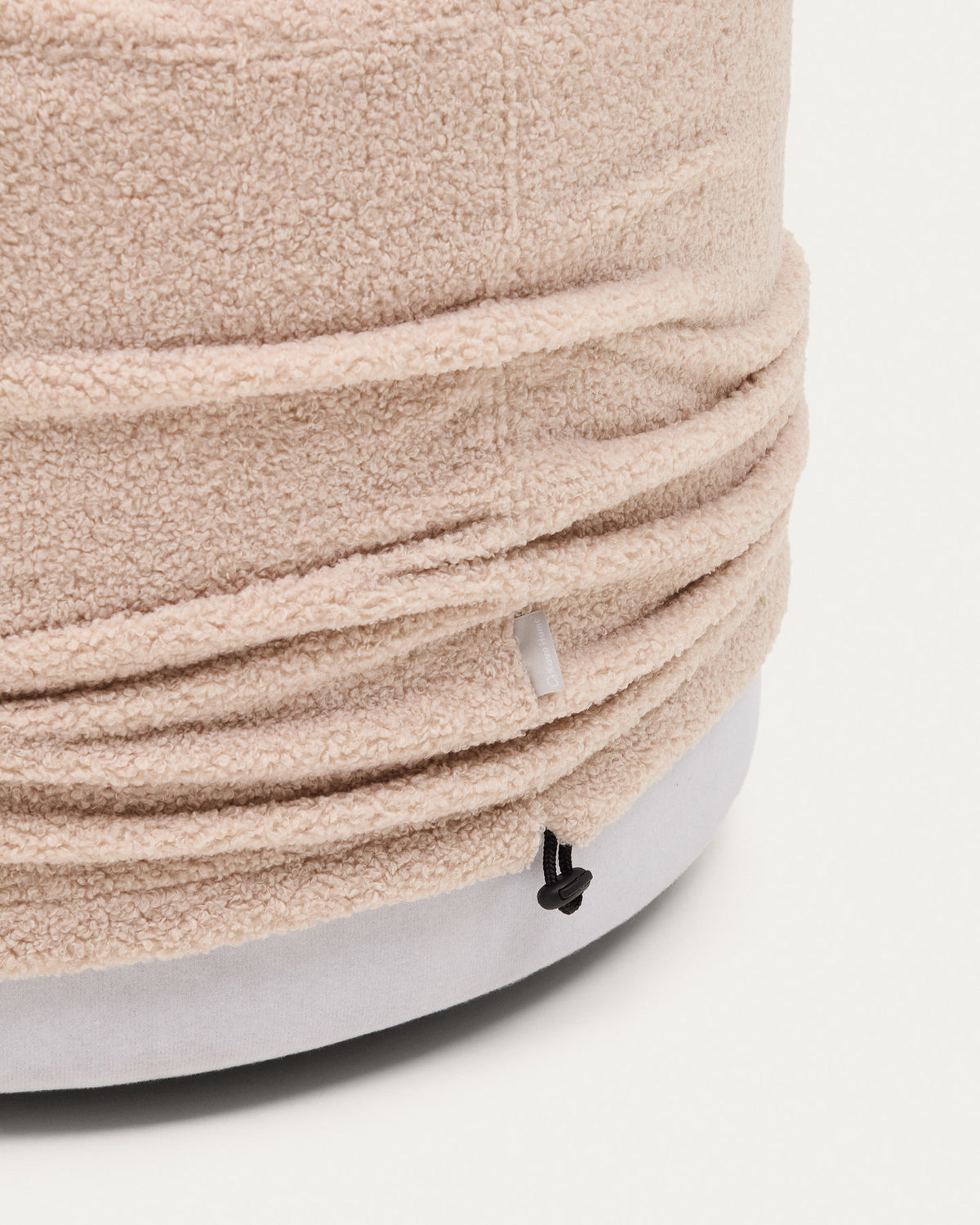 Fusshocker Kaeli mit abnehmbarem Bezug in rosa Bouclé Ø 60 cm in Rosa präsentiert im Onlineshop von KAQTU Design AG. Pouf ist von Kave Home