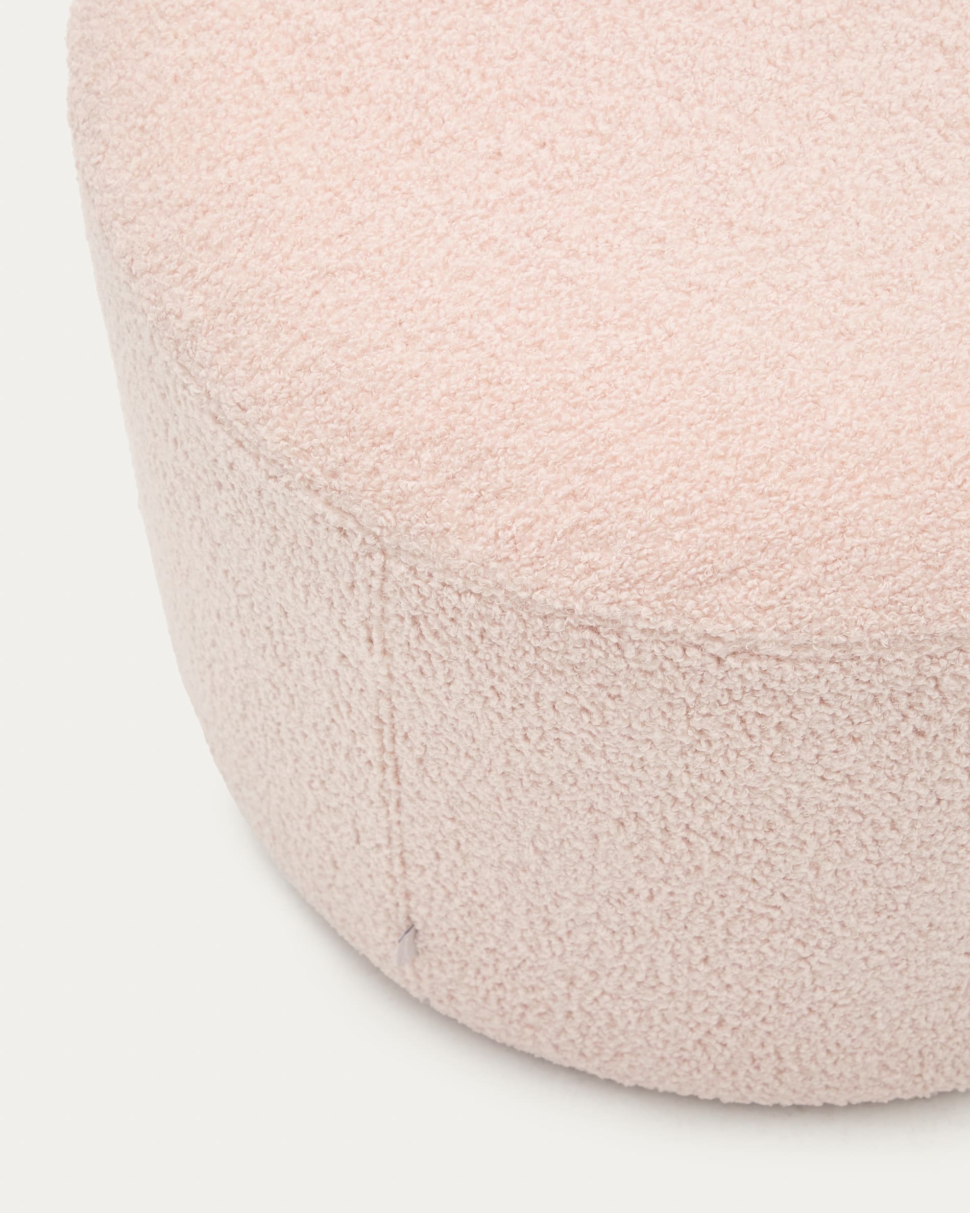 Eleganter rosa Bouclé-Fusshocker Kaeli von Kave Home, Ø 60 cm, mit abnehmbarem Bezug, ideal für stilvolle und komfortable Räume.
