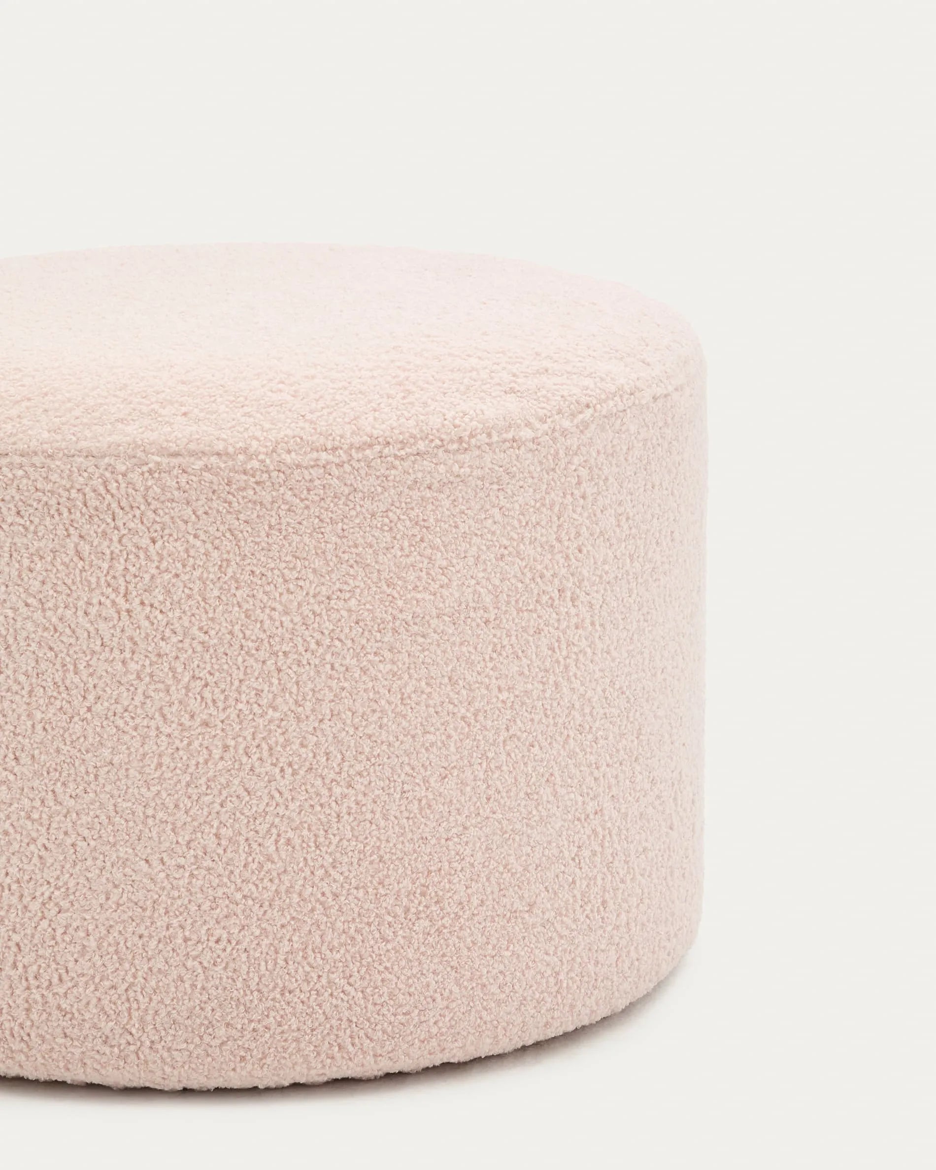 Rosa Bouclé-Fusshocker Kaeli von Kave Home, Ø 60 cm, mit abnehmbarem Bezug, perfekt für moderne und gemütliche Wohnräume.