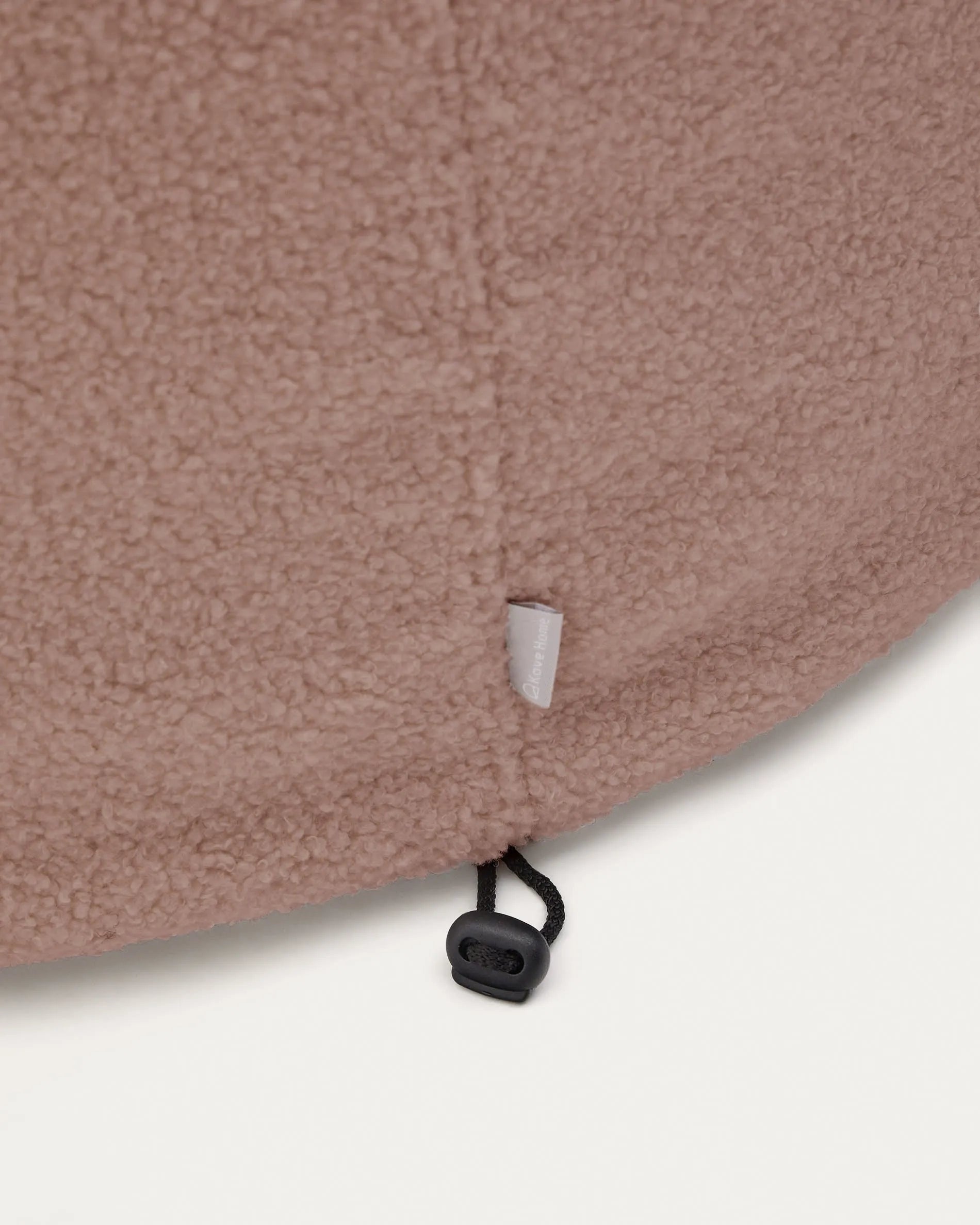 Eleganter rosa Bouclé-Fusshocker Kaeli von Kave Home, Ø 60 cm, mit abnehmbarem Bezug, ideal für stilvolle und komfortable Räume.