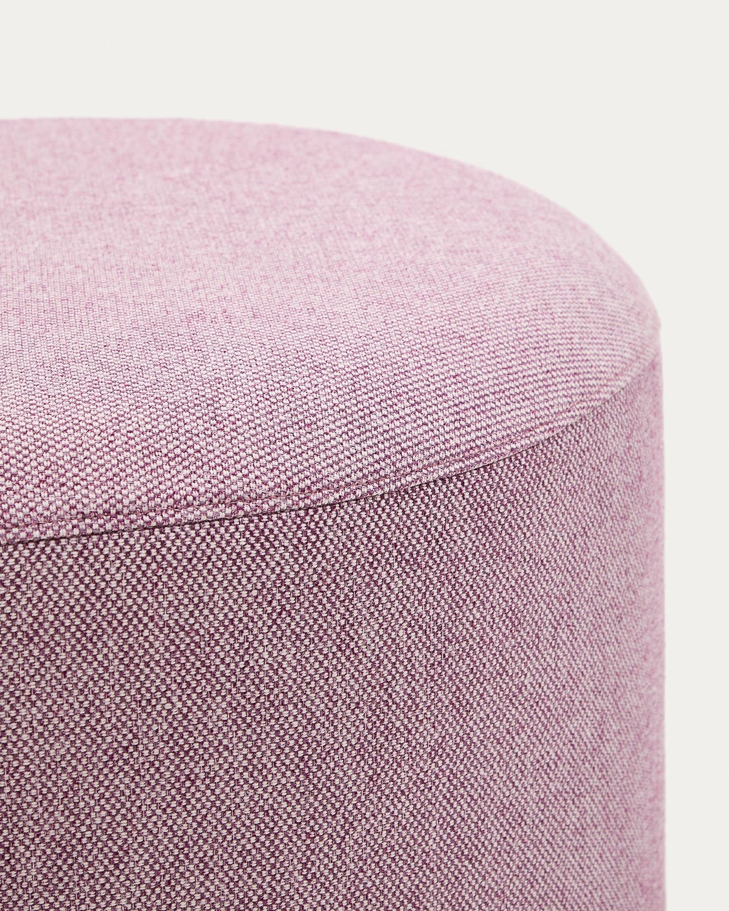 Fußablage mit abnehmbarem Bezug Kaeli violett Ø 60 cm in Lila präsentiert im Onlineshop von KAQTU Design AG. Hocker ist von Kave Home