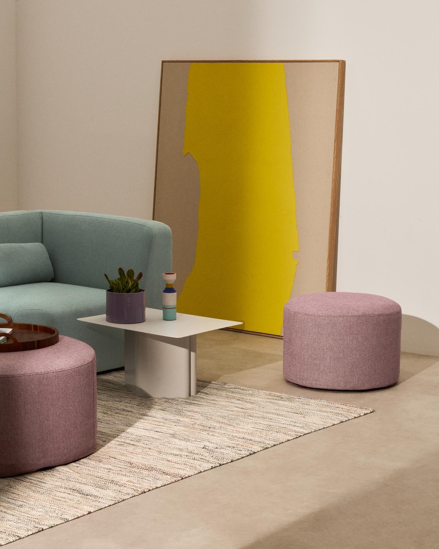 Fußablage mit abnehmbarem Bezug Kaeli violett Ø 60 cm in Lila präsentiert im Onlineshop von KAQTU Design AG. Hocker ist von Kave Home