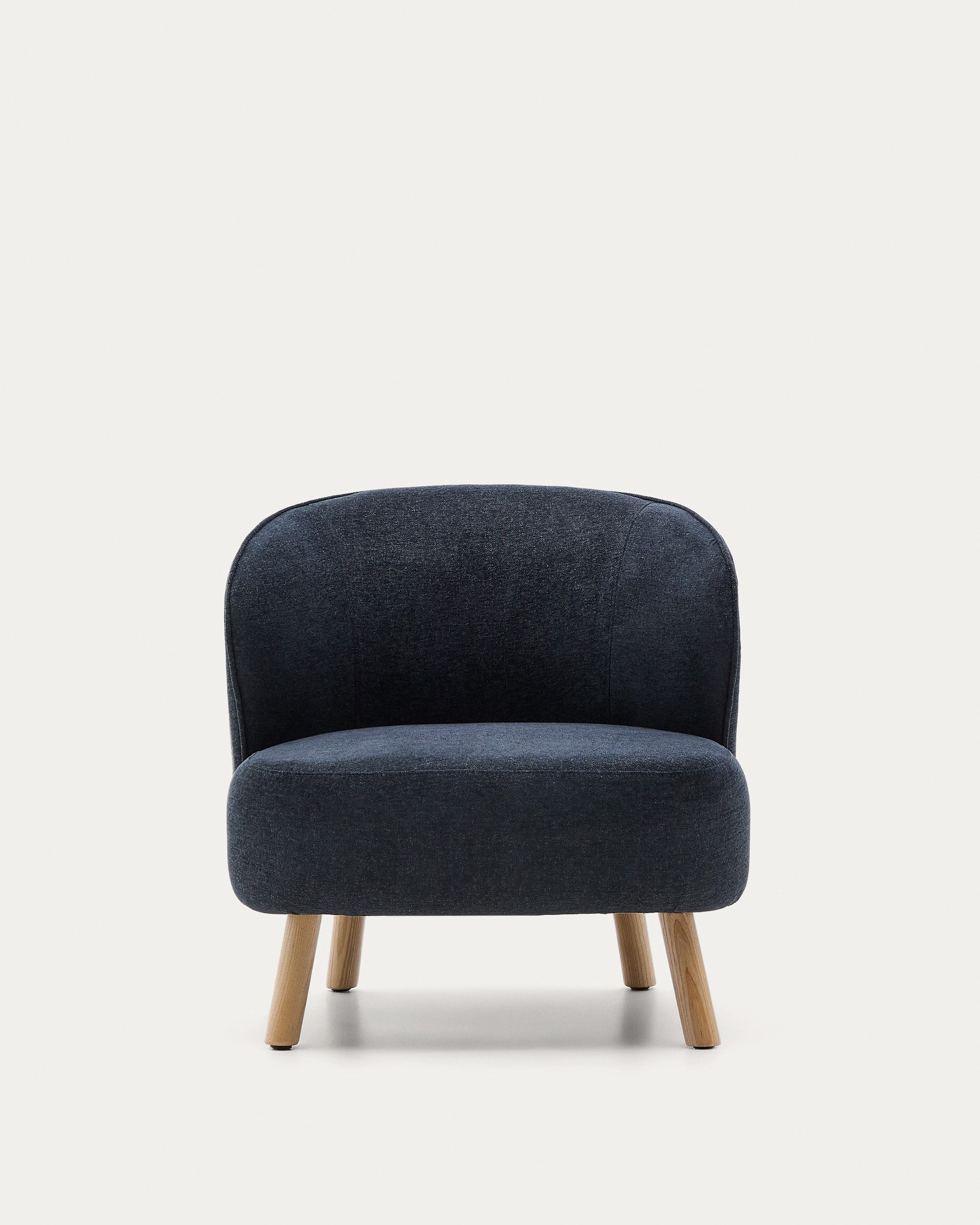 Armchair Ulit made of blue-gray chenille and legs made of solid beech wood with natural FI